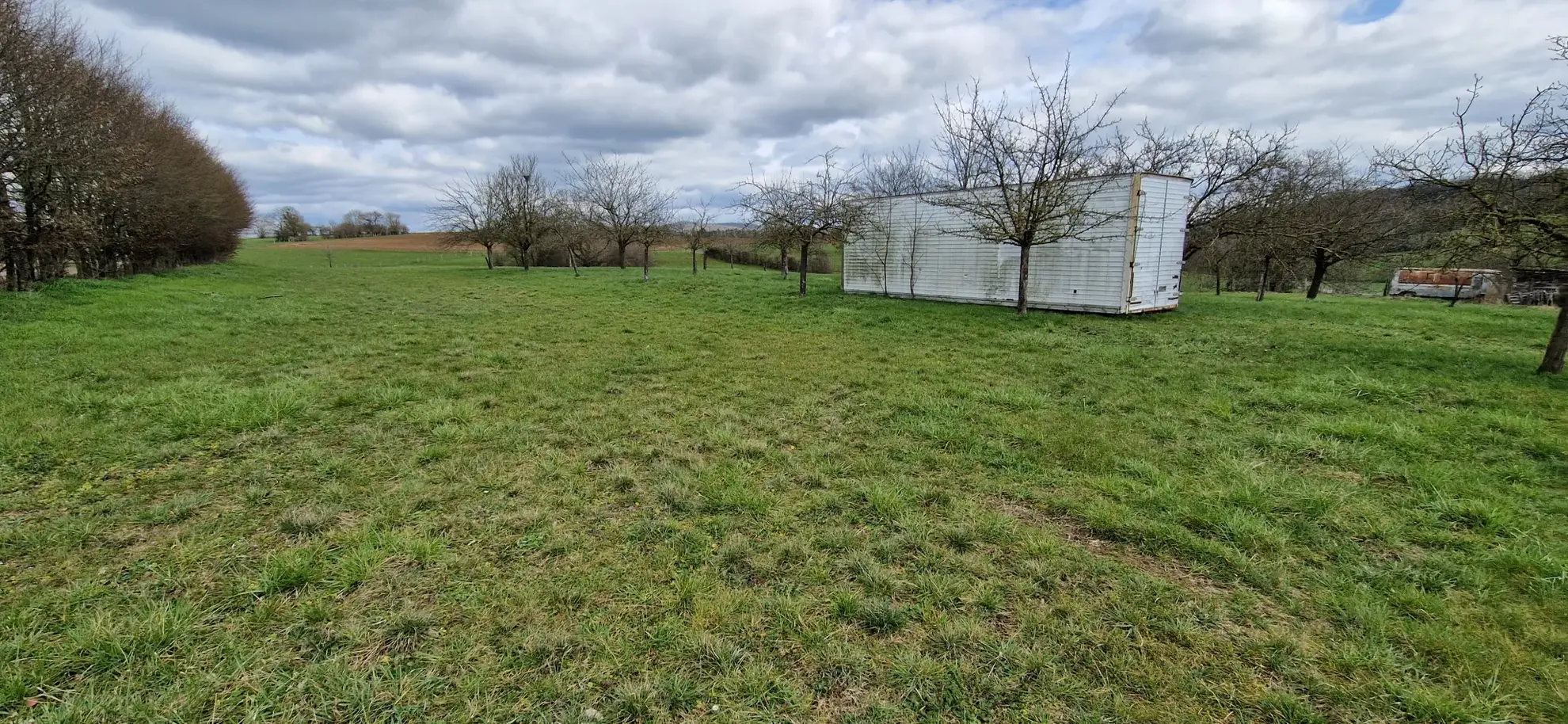 Maison spacieuse de 258 m2 avec atelier chauffé, hangars et grand terrain à Villars-st-Marcellin 