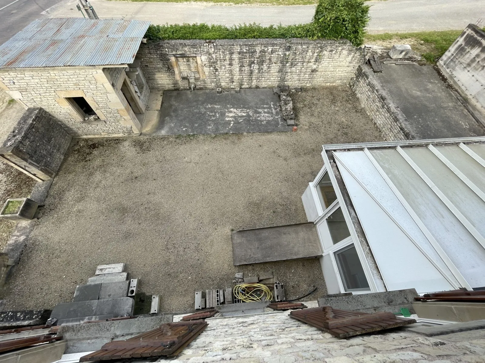 Maison spacieuse de 258 m2 avec atelier chauffé, hangars et grand terrain à Villars-st-Marcellin 