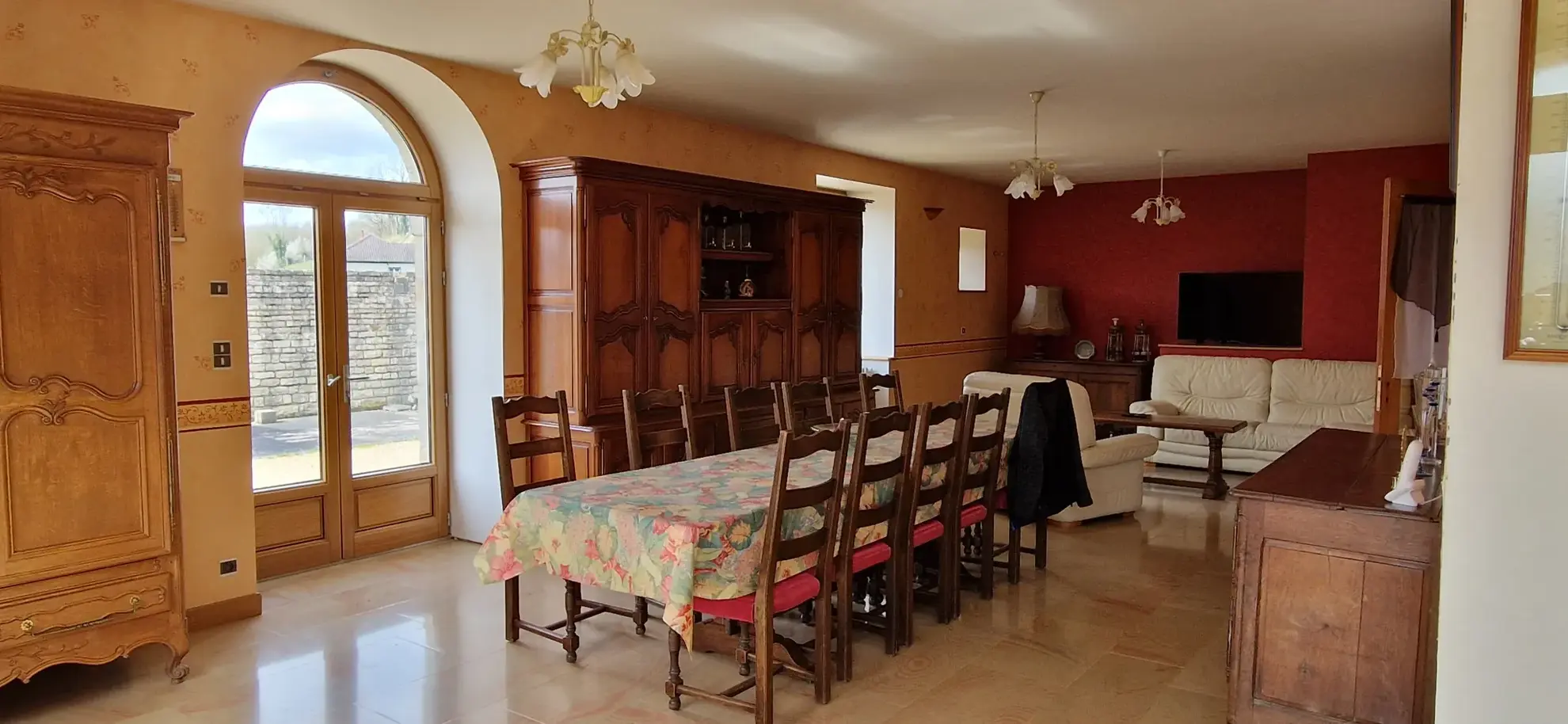 Maison spacieuse de 258 m2 avec atelier chauffé, hangars et grand terrain à Villars-st-Marcellin 