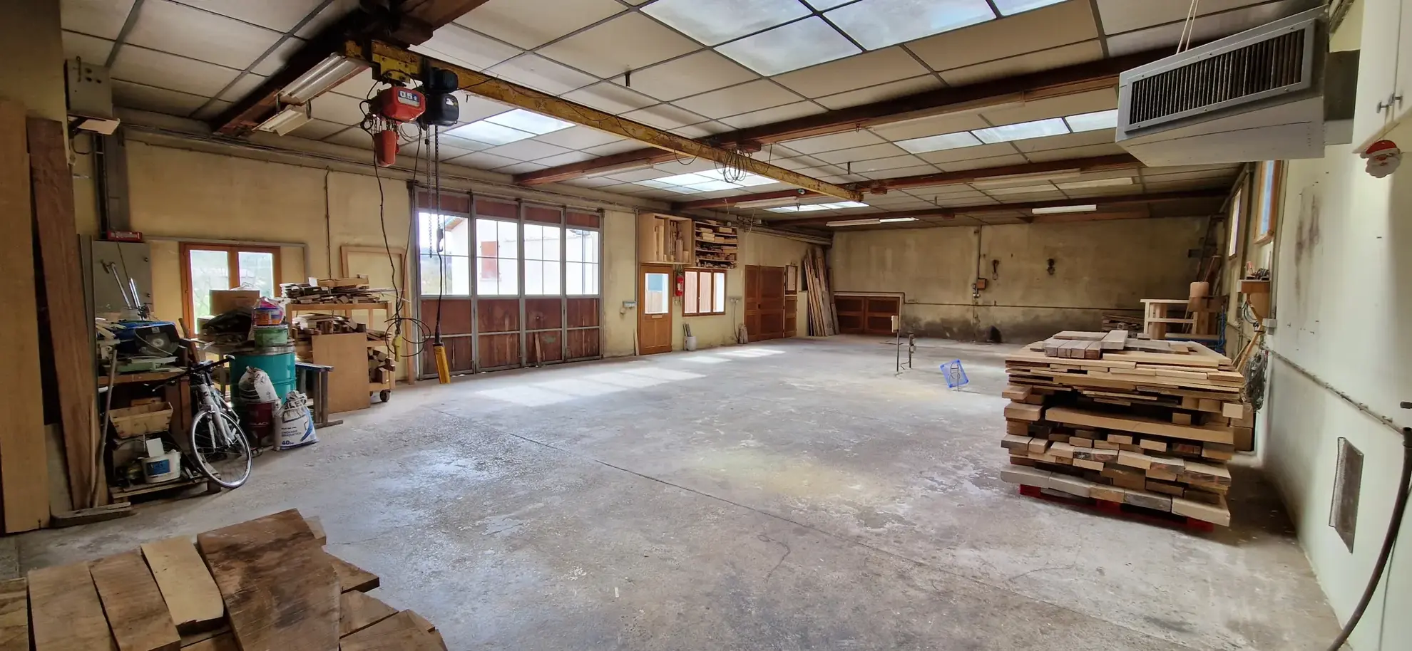 Maison spacieuse de 258 m2 avec atelier chauffé, hangars et grand terrain à Villars-st-Marcellin 