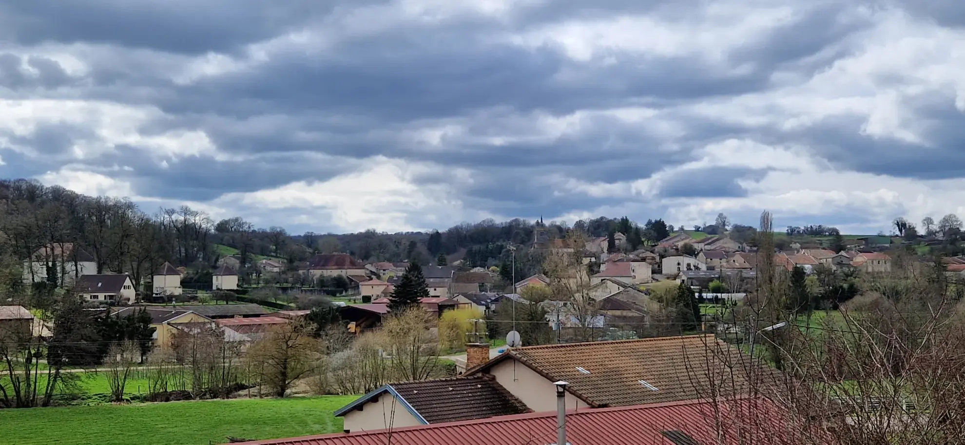 Maison spacieuse de 258 m2 avec atelier chauffé, hangars et grand terrain à Villars-st-Marcellin 