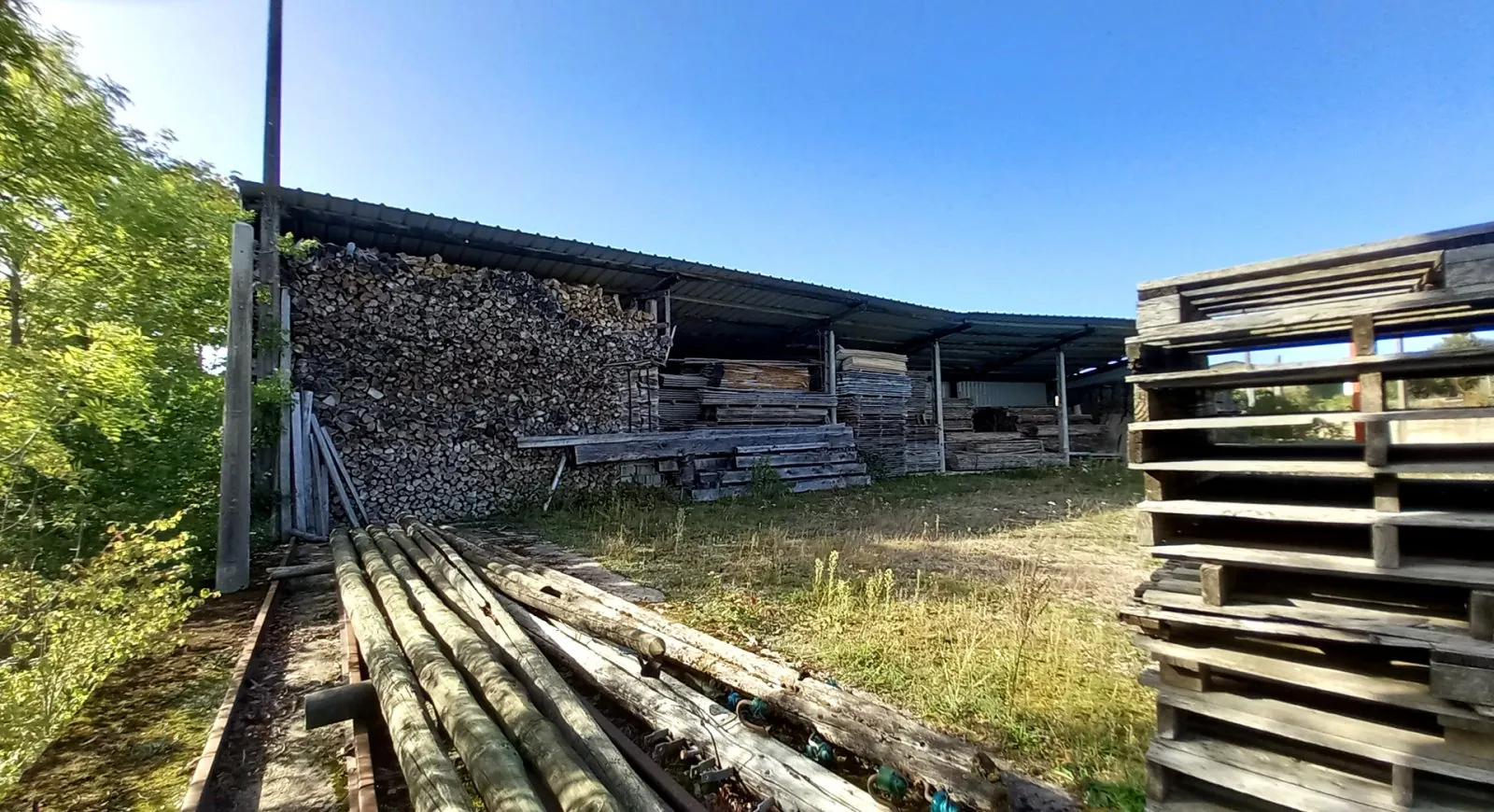 Maison spacieuse de 258 m2 avec atelier chauffé, hangars et grand terrain à Villars-st-Marcellin 