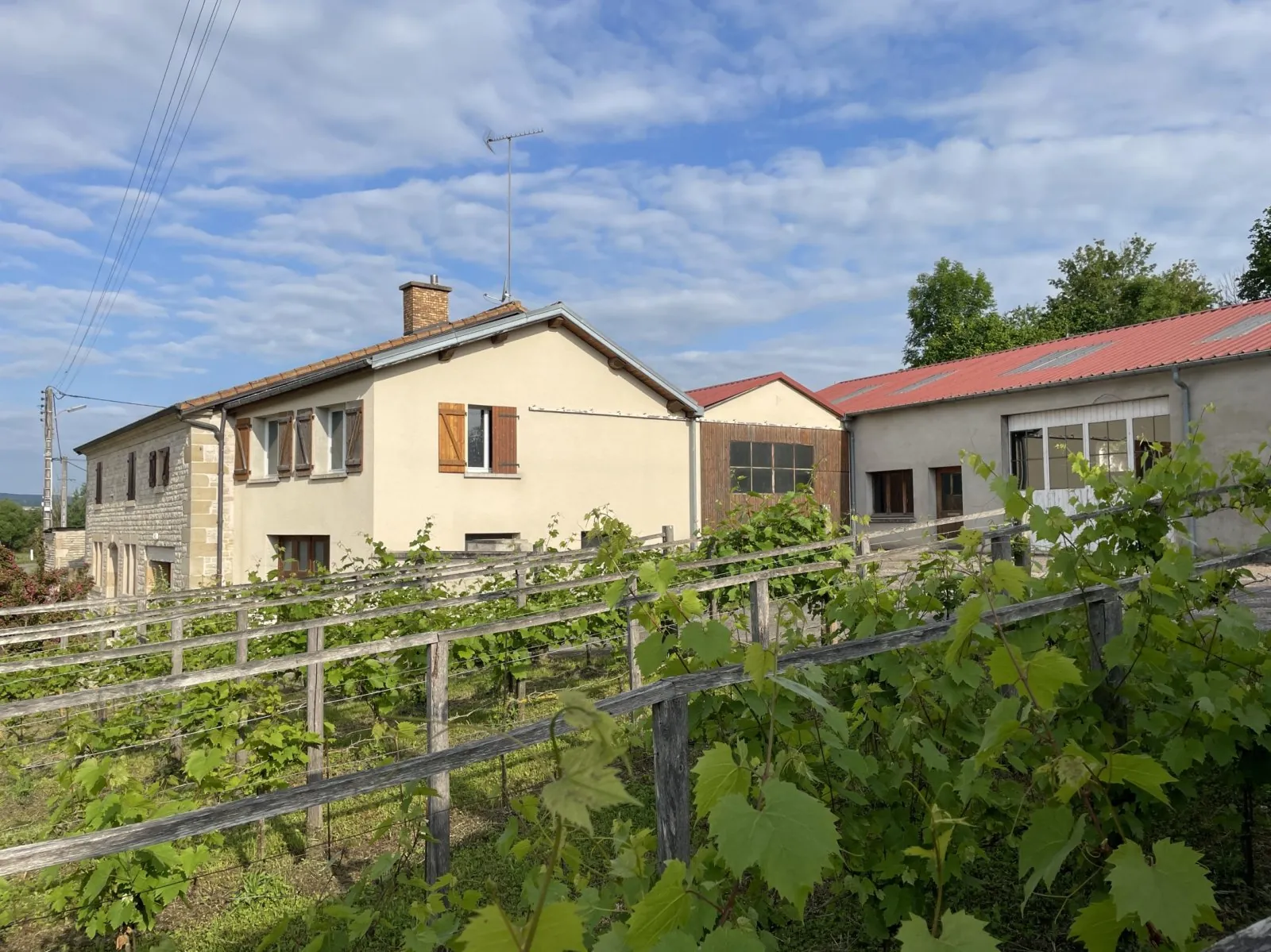 Maison spacieuse de 258 m2 avec atelier chauffé, hangars et grand terrain à Villars-st-Marcellin 