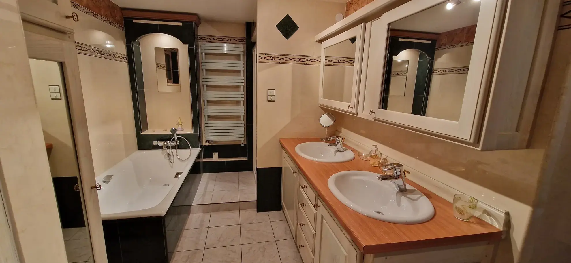 Maison spacieuse de 258 m2 avec atelier chauffé, hangars et grand terrain à Villars-st-Marcellin 