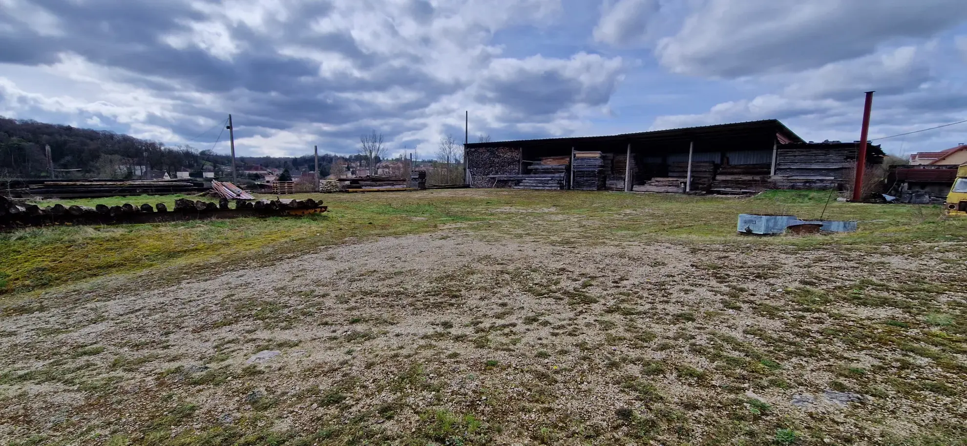 Maison spacieuse de 258 m2 avec atelier chauffé, hangars et grand terrain à Villars-st-Marcellin 