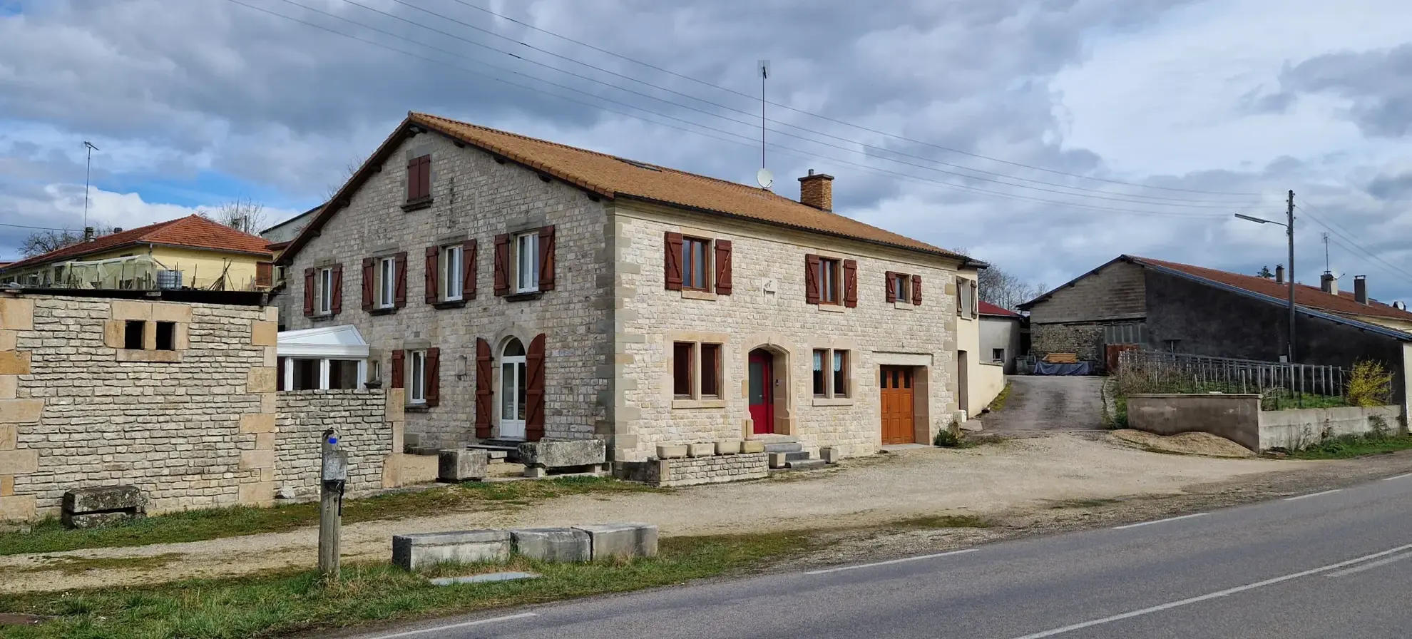 Maison spacieuse de 258 m2 avec atelier chauffé, hangars et grand terrain à Villars-st-Marcellin 