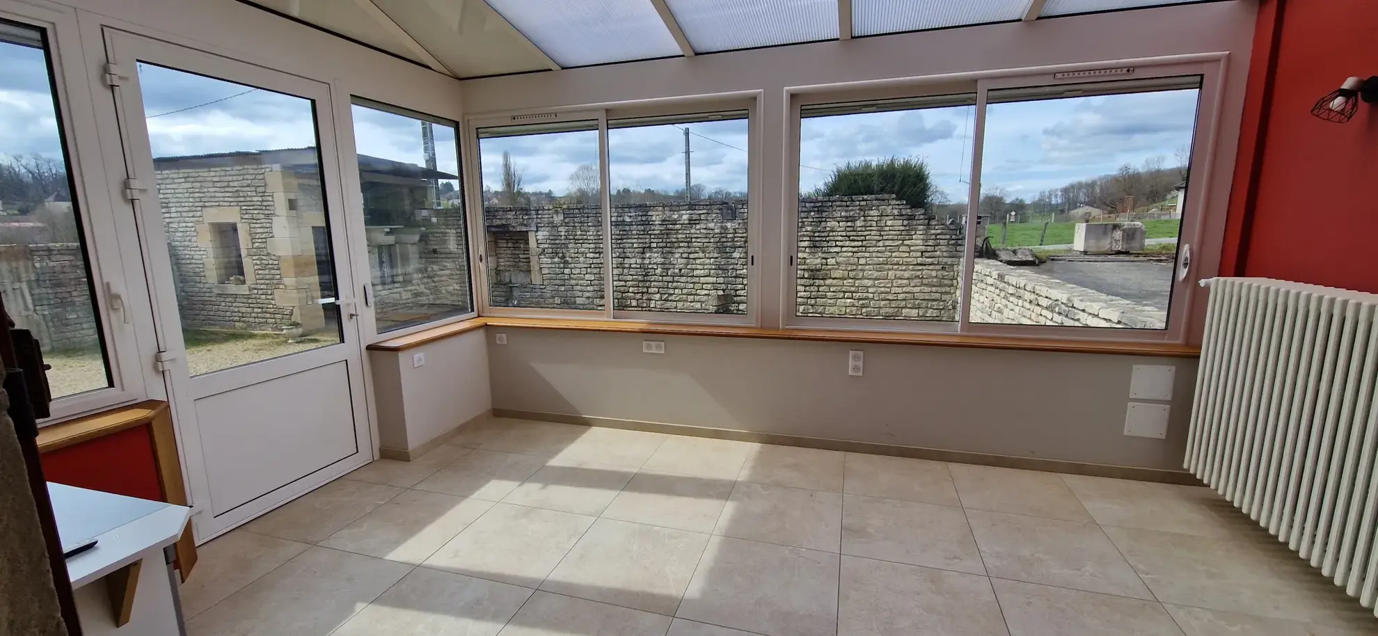 Maison spacieuse de 258 m2 avec atelier chauffé, hangars et grand terrain à Villars-st-Marcellin 