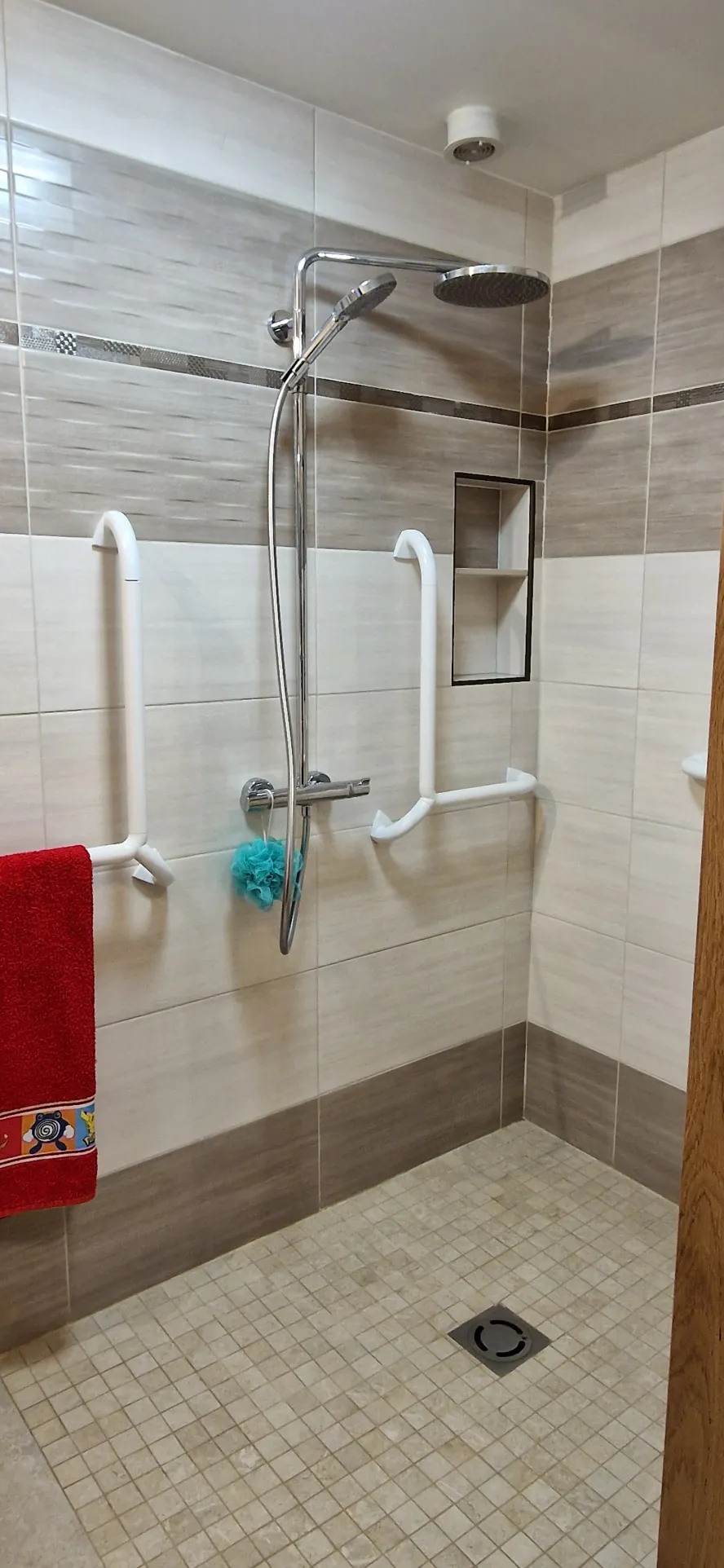 Maison spacieuse de 258 m2 avec atelier chauffé, hangars et grand terrain à Villars-st-Marcellin 