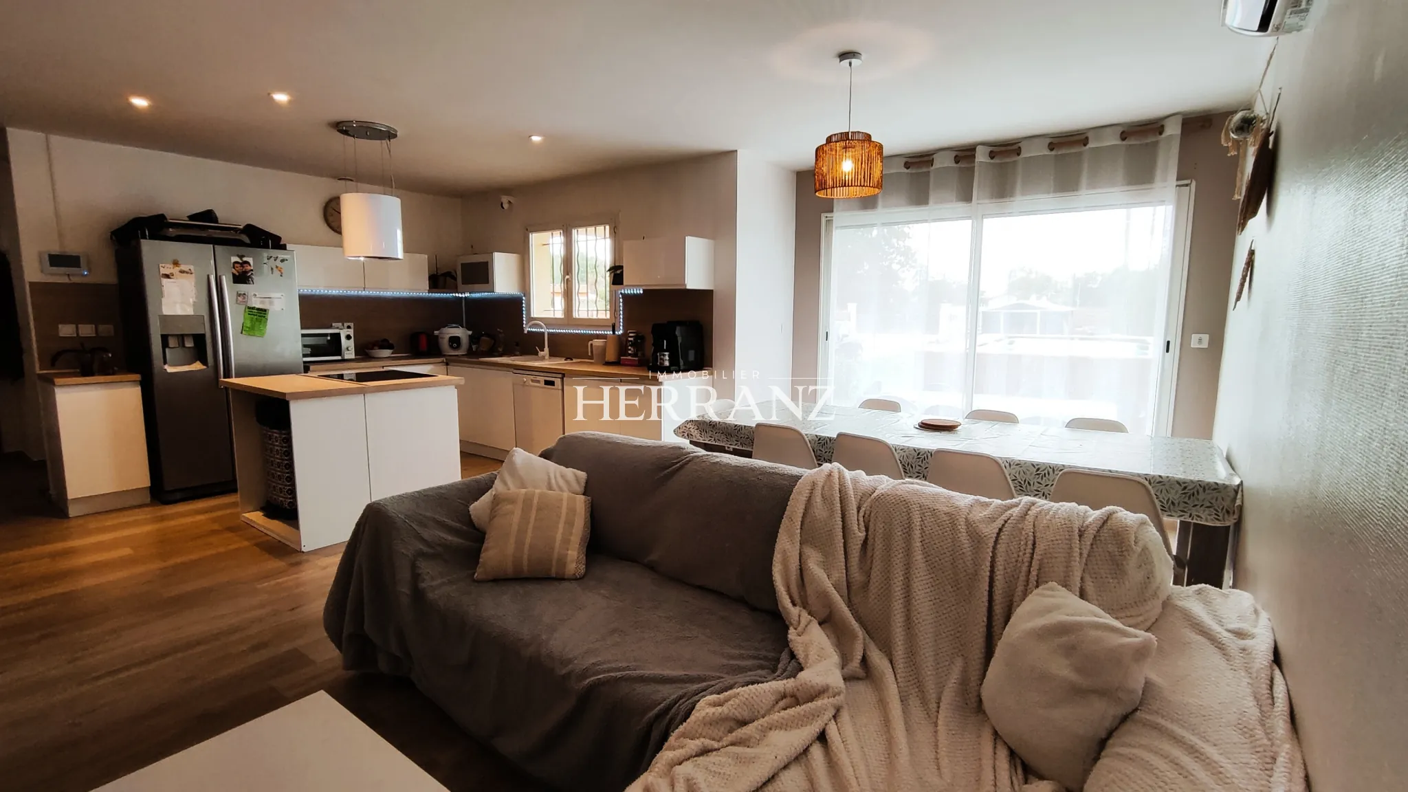 Maison de plain-pied rénovée à Coutras avec 4 chambres et terrasse 