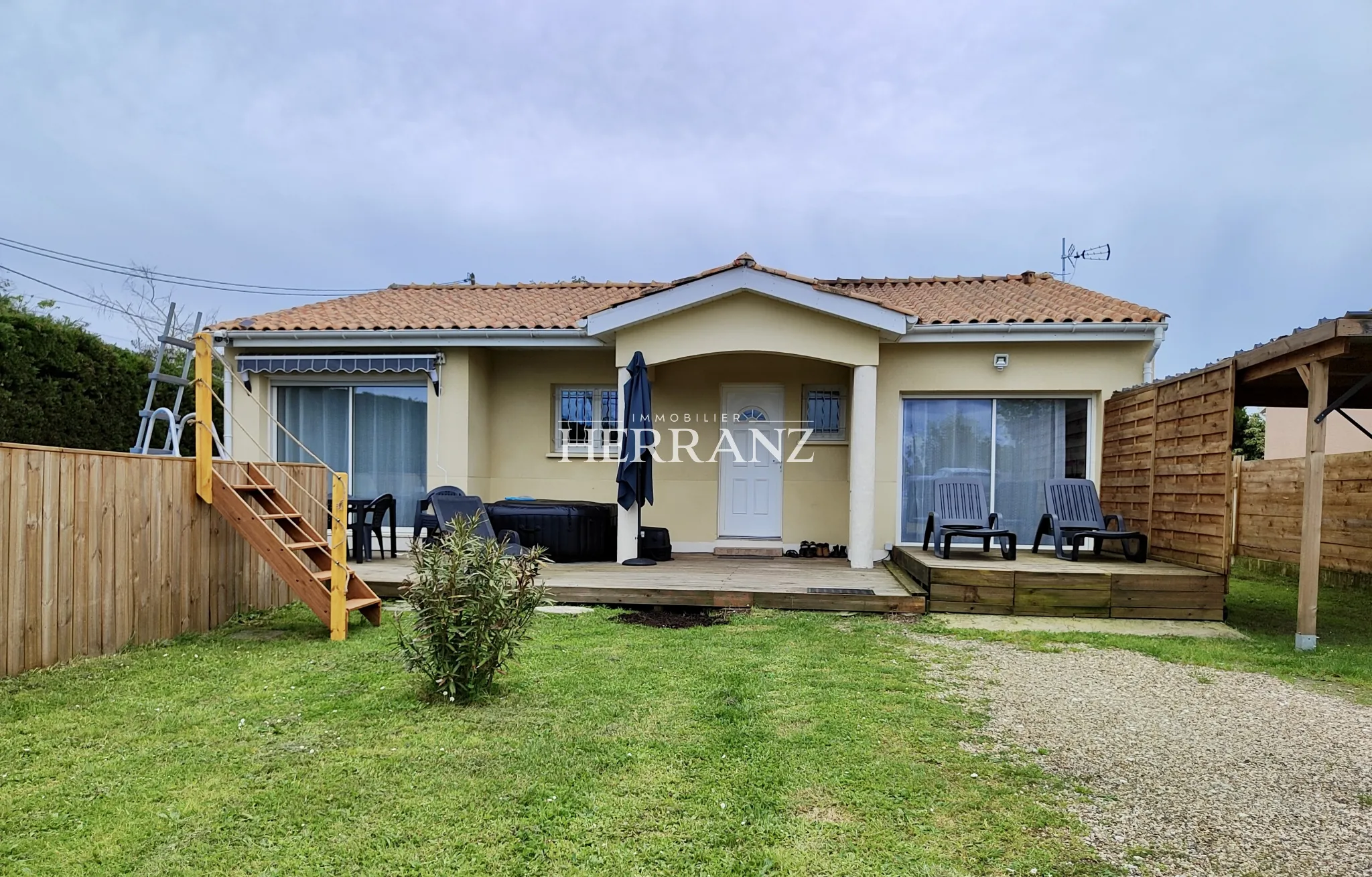 Maison de plain-pied rénovée à Coutras avec 4 chambres et terrasse