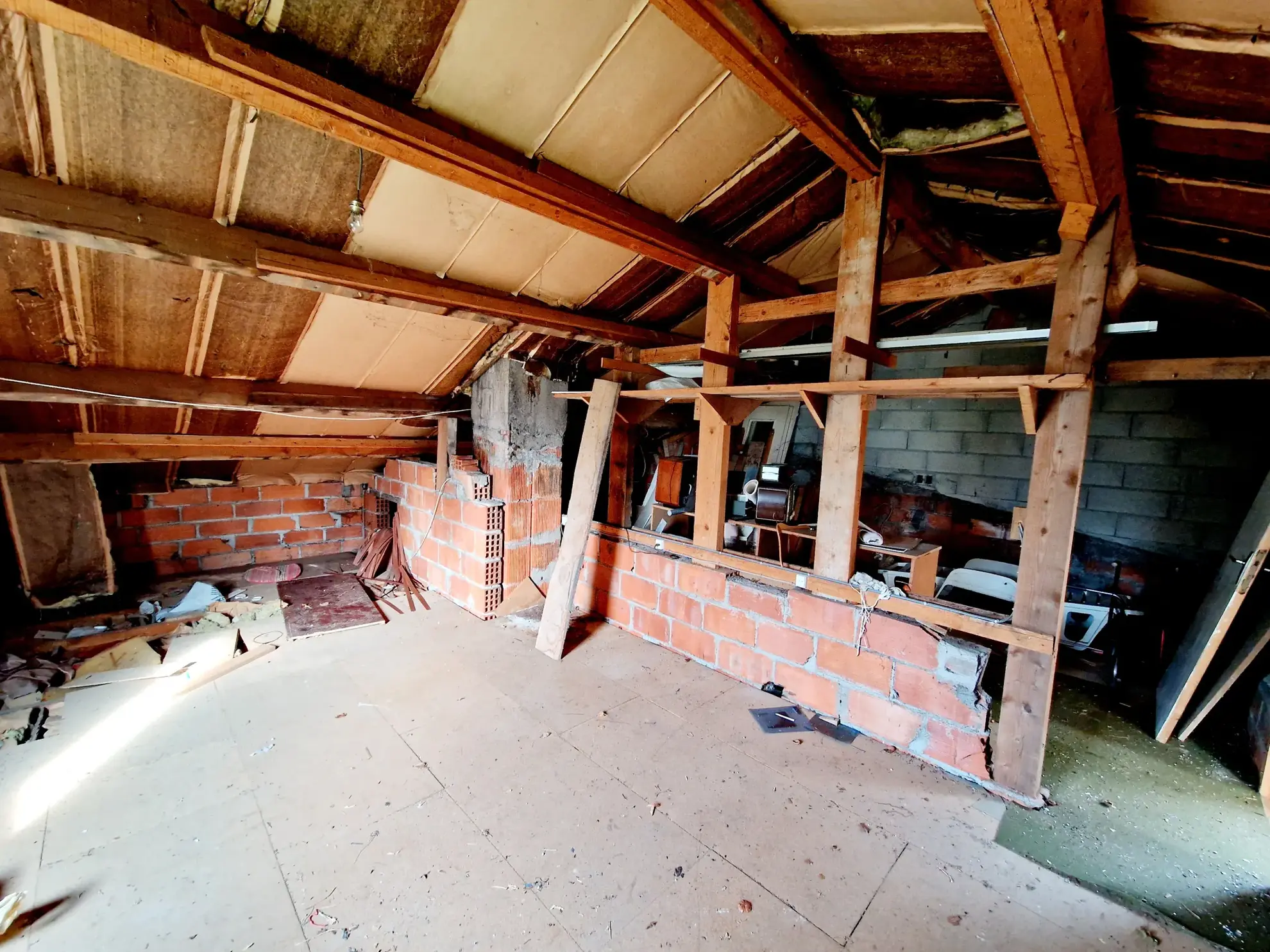 Maison d'architecte à rénover avec grand terrain à Bourbonne-les-Bains 