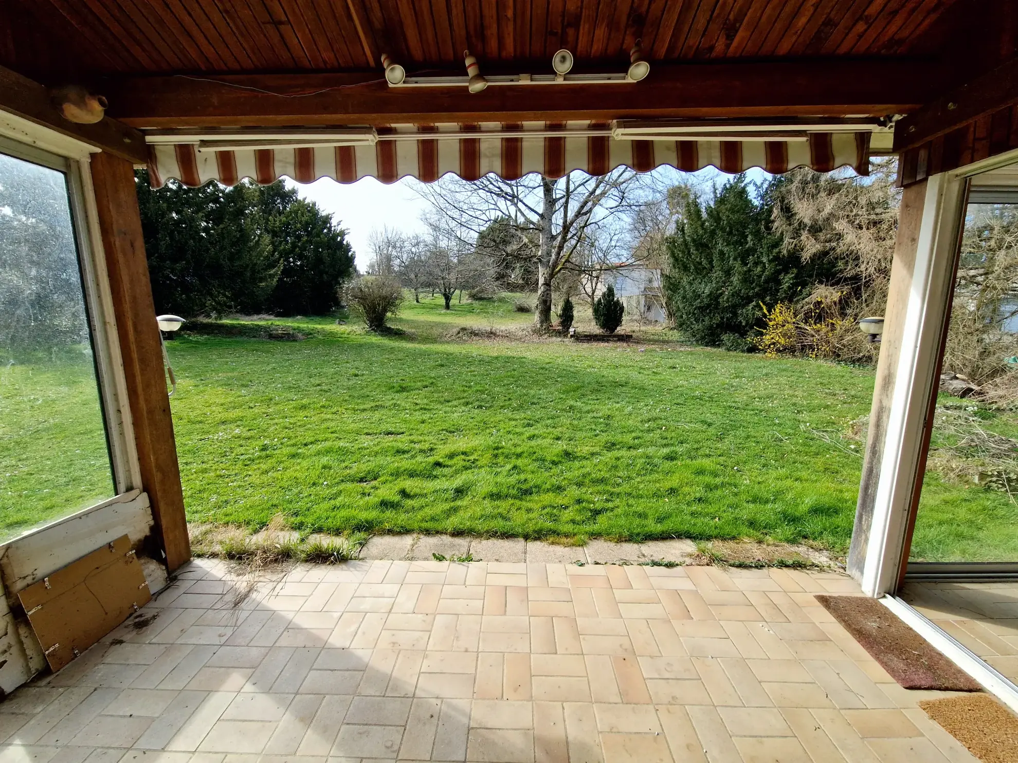 Maison d'architecte à rénover avec grand terrain à Bourbonne-les-Bains 