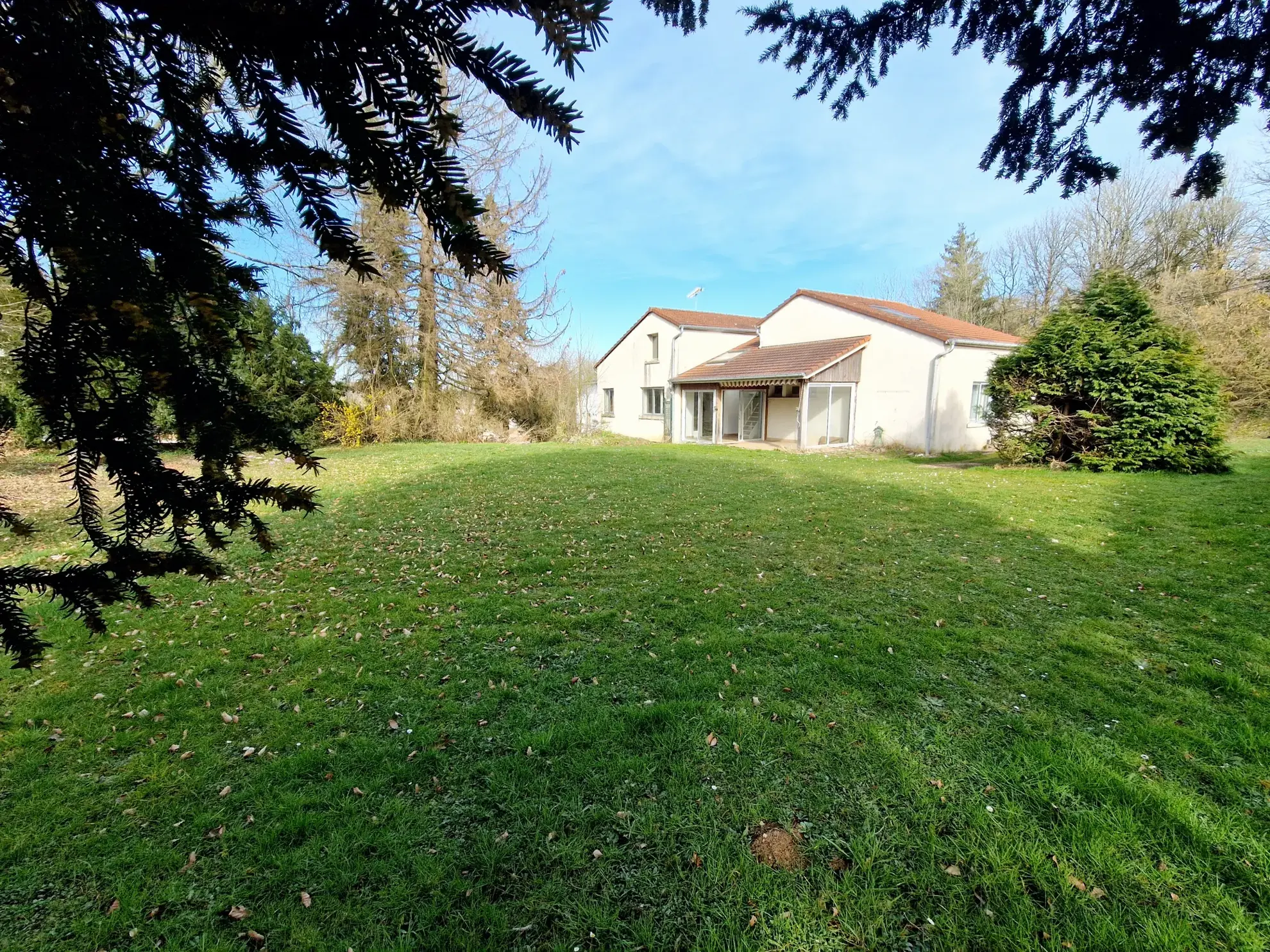 Maison d'architecte à rénover avec grand terrain à Bourbonne-les-Bains 