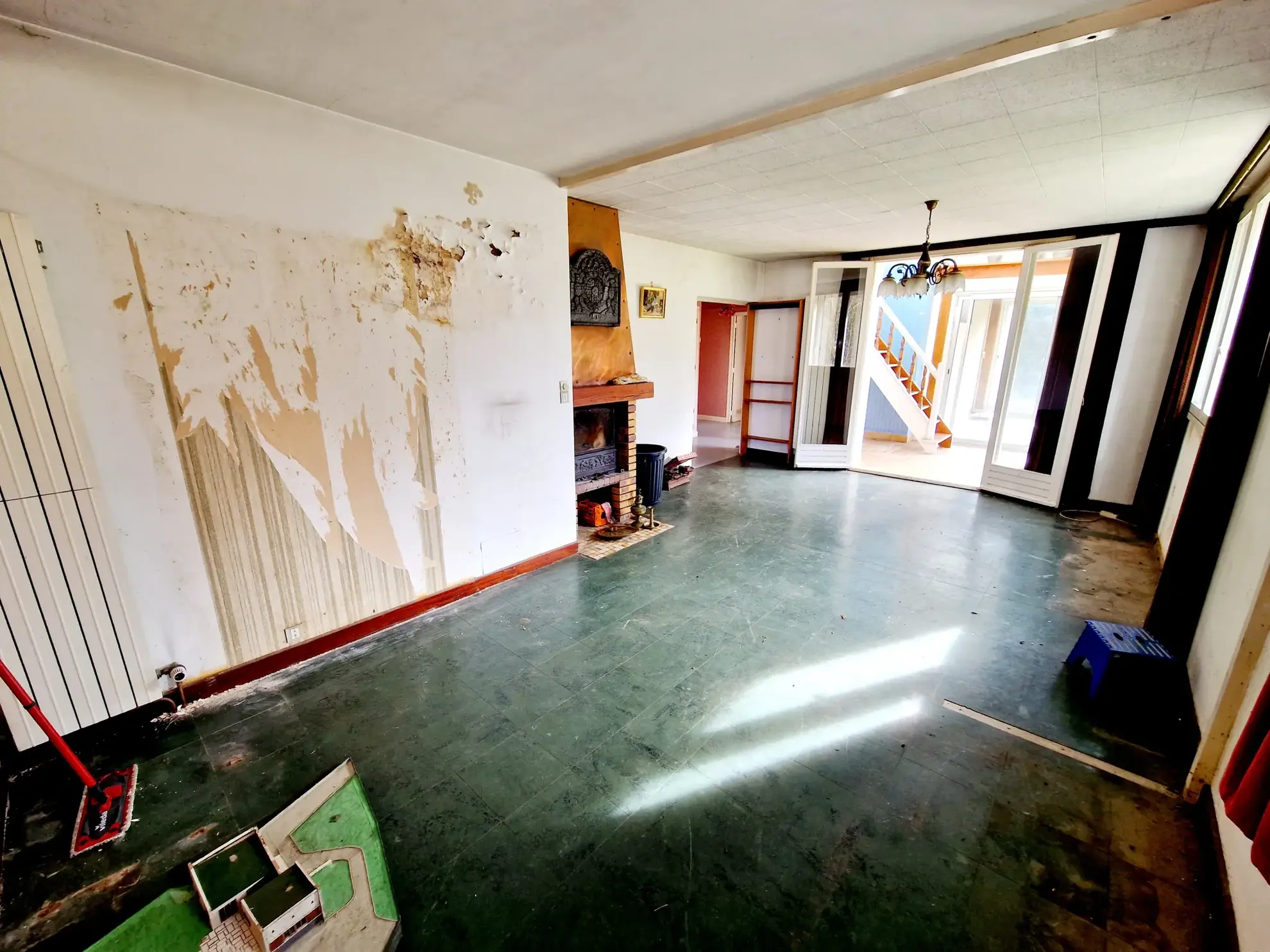 Maison d'architecte à rénover avec grand terrain à Bourbonne-les-Bains 