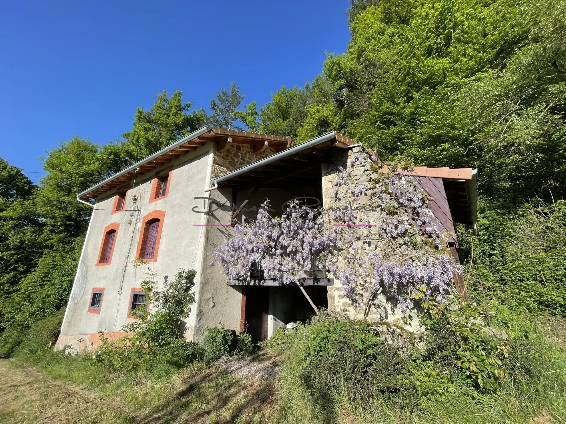 Maison en pierre à rénover avec grand terrain proche du Lac des Sapins à Cublize