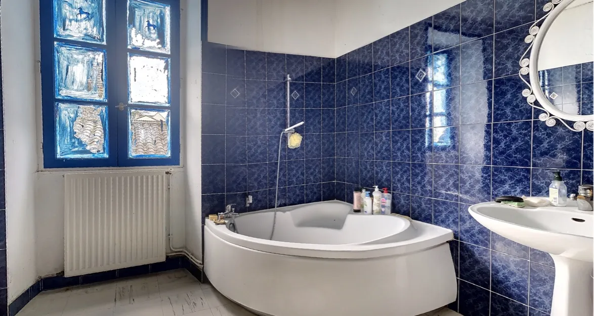 Maison bourgeoise en pierre à rénover à Manzac sur Vern, Dordogne 