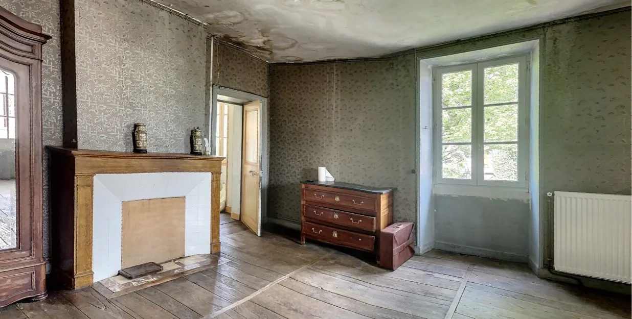 Maison bourgeoise en pierre à rénover à Manzac sur Vern, Dordogne 