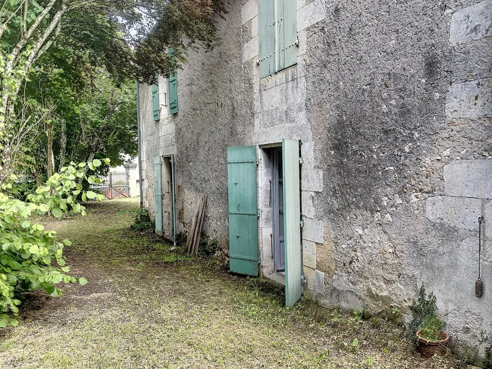 Maison bourgeoise en pierre à rénover à Manzac sur Vern, Dordogne 