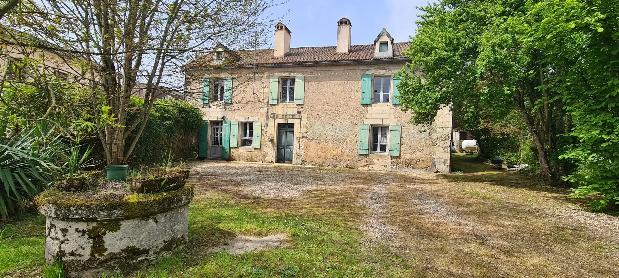 Maison bourgeoise en pierre à rénover à Manzac sur Vern, Dordogne 