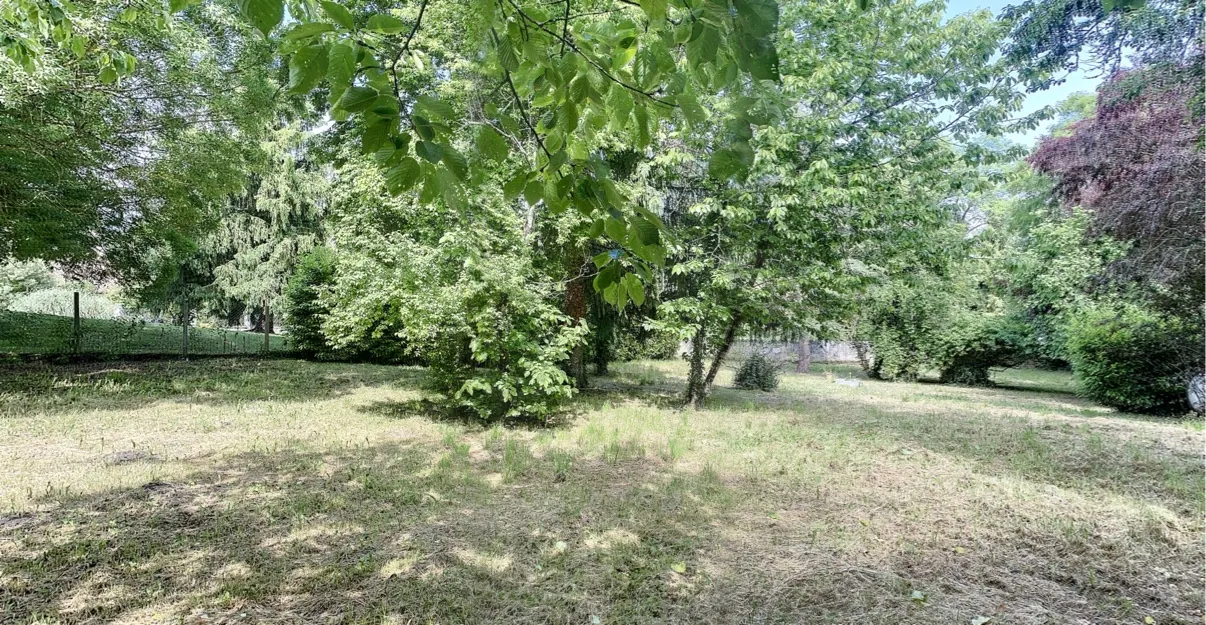 Maison bourgeoise en pierre à rénover à Manzac sur Vern, Dordogne 