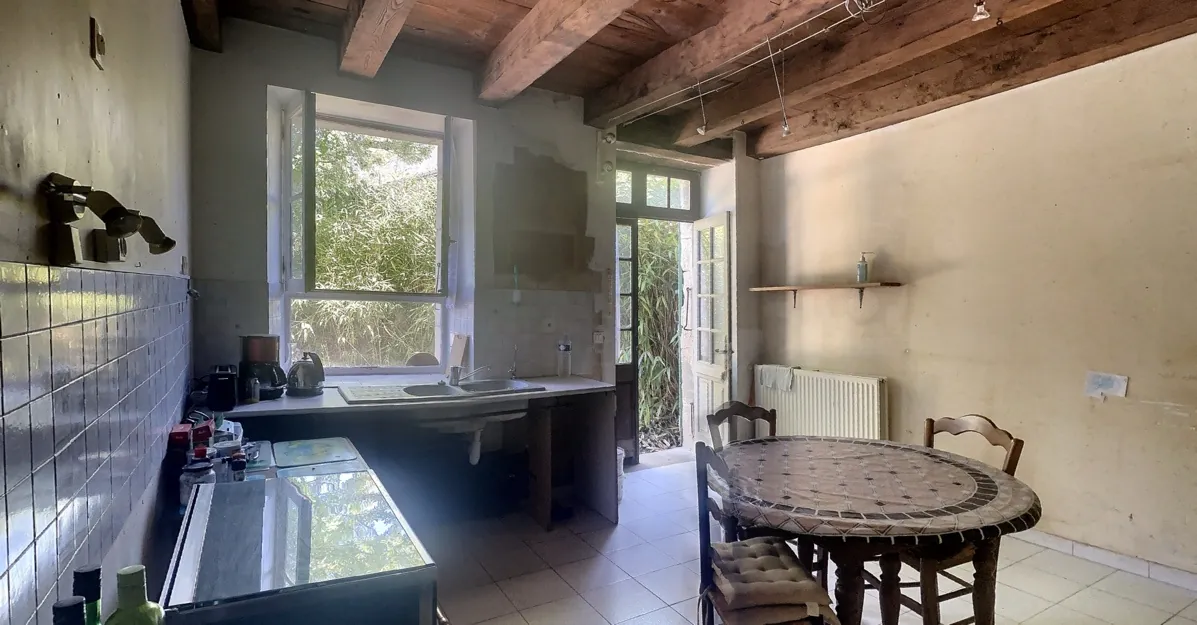 Maison bourgeoise en pierre à rénover à Manzac sur Vern, Dordogne 