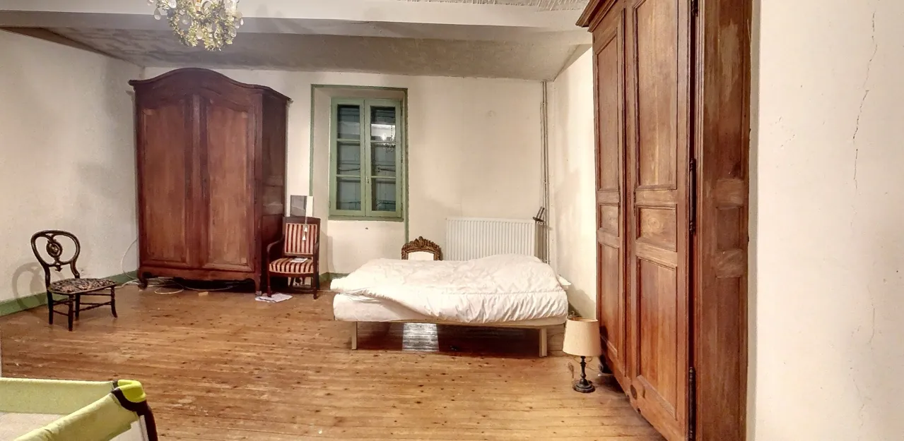 Maison bourgeoise en pierre à rénover à Manzac sur Vern, Dordogne 