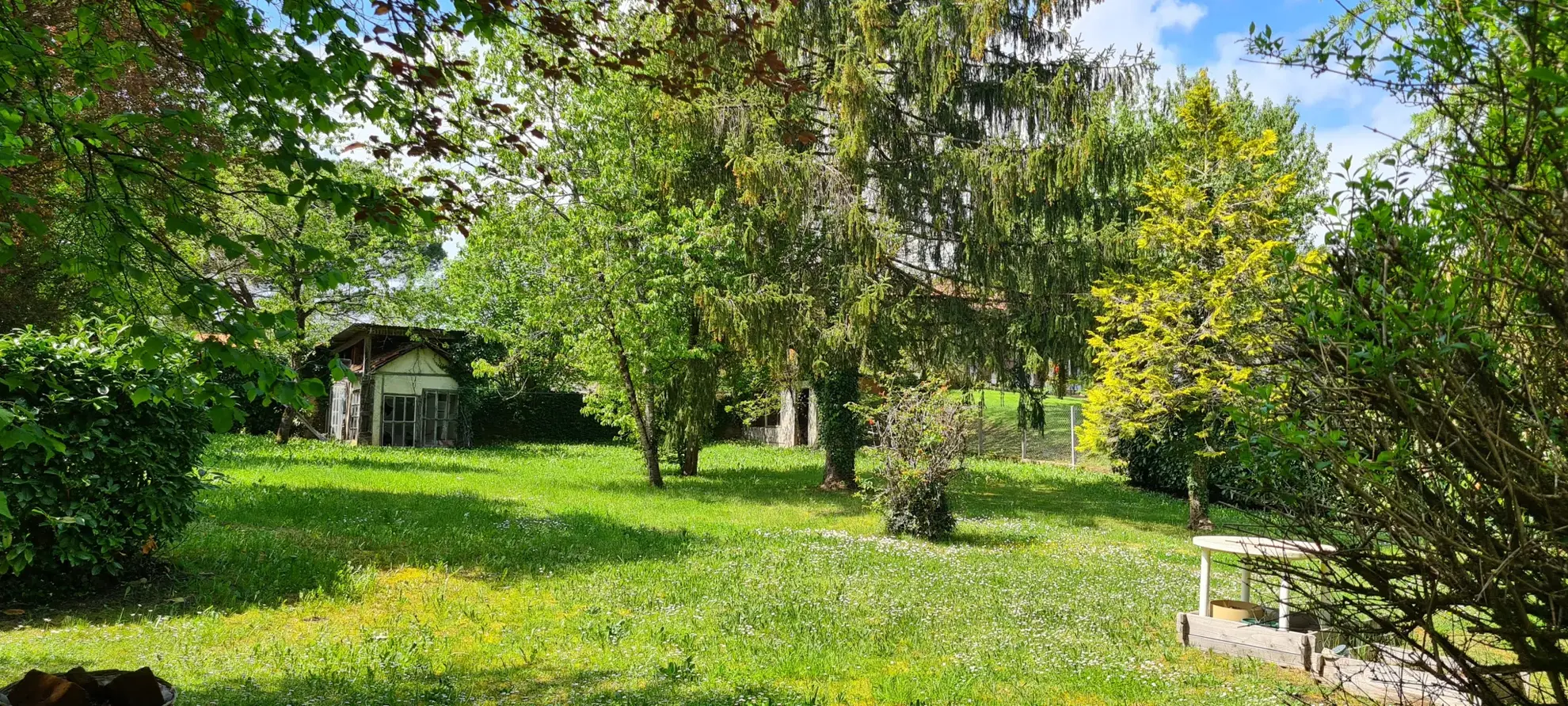 Maison bourgeoise en pierre à rénover à Manzac sur Vern, Dordogne 