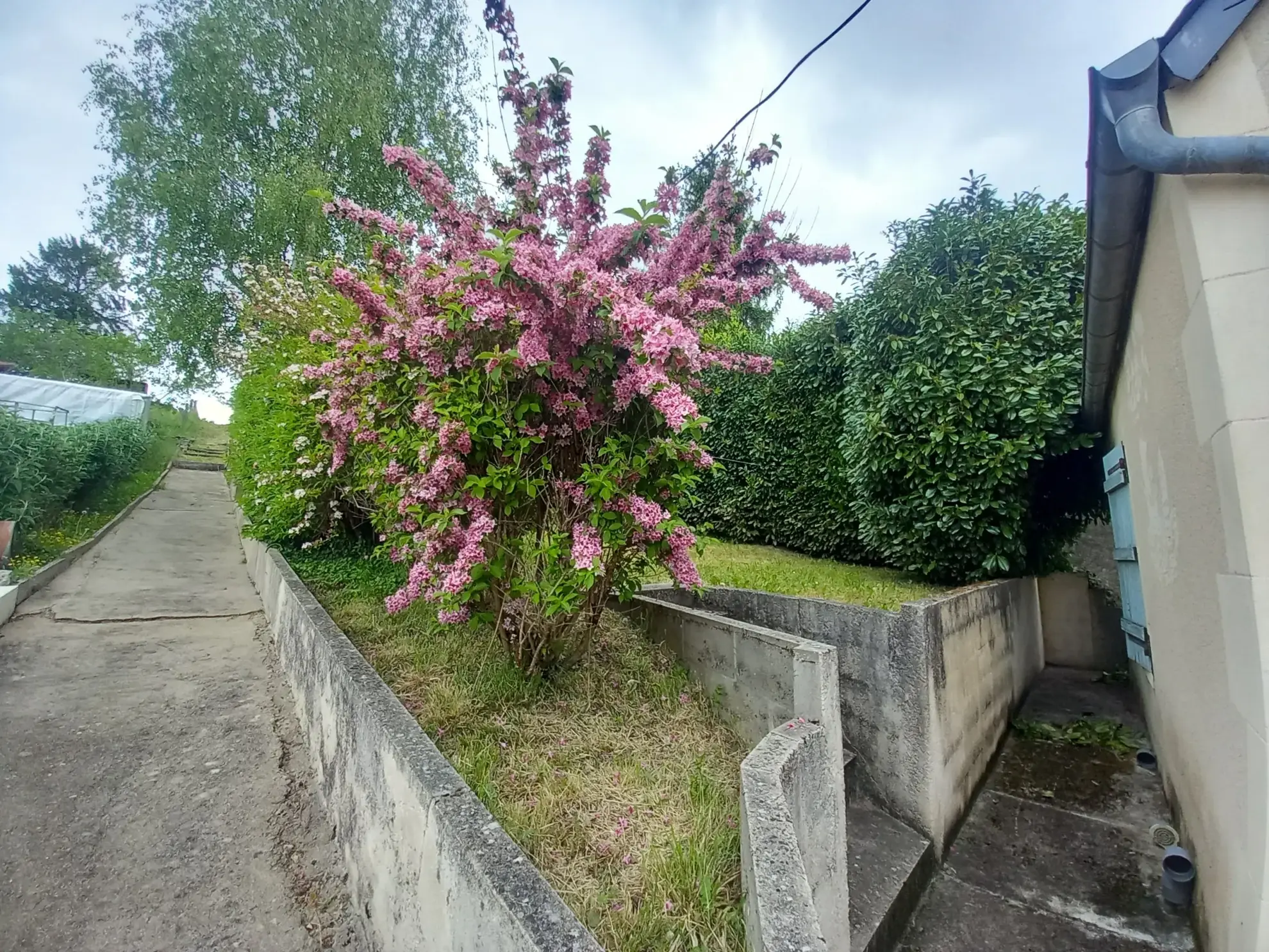 Maison en pierre avec 3 chambres à Guérigny, vue forêt, proche commodités 