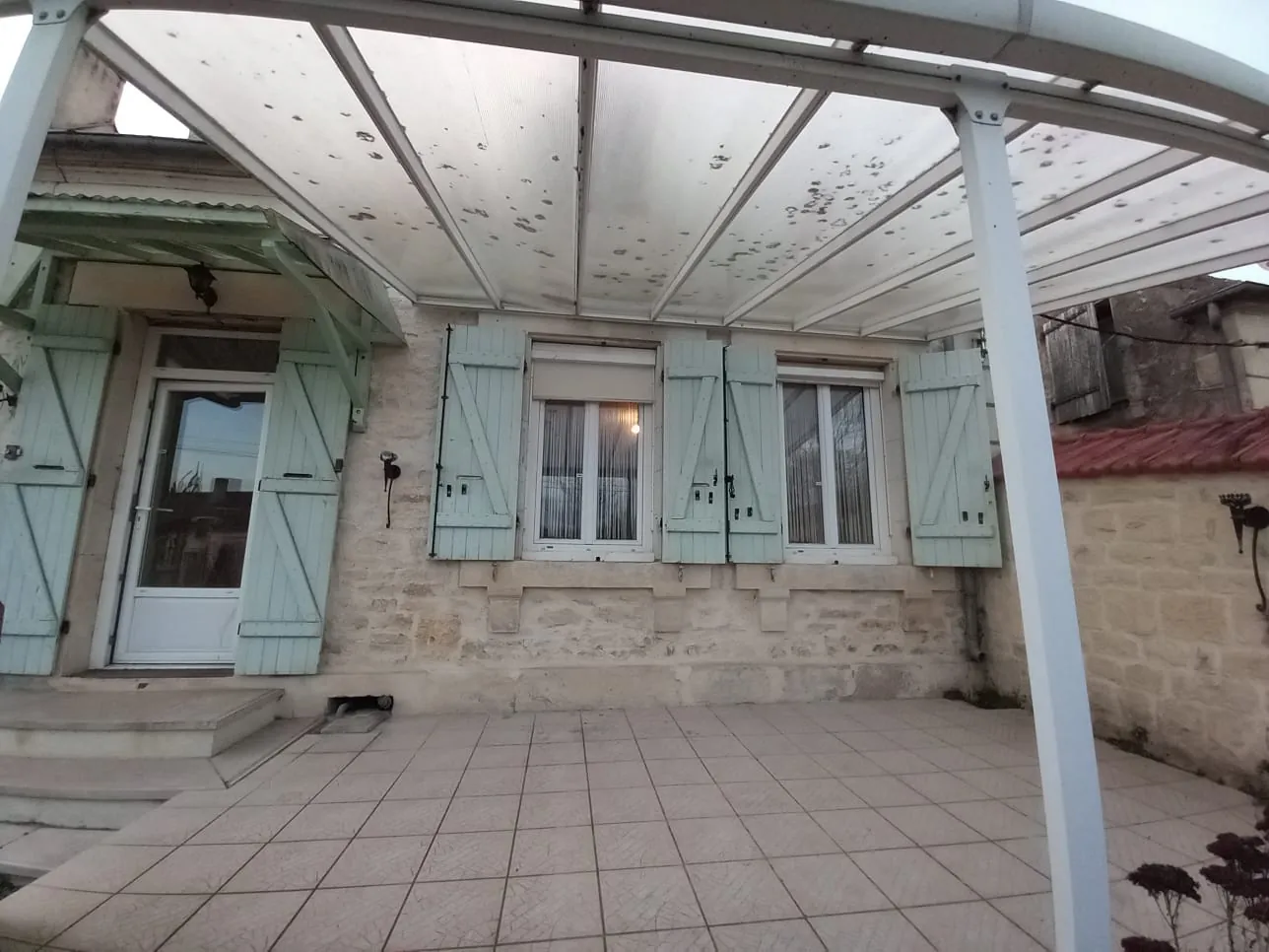 Maison en pierre avec 3 chambres à Guérigny, vue forêt, proche commodités 