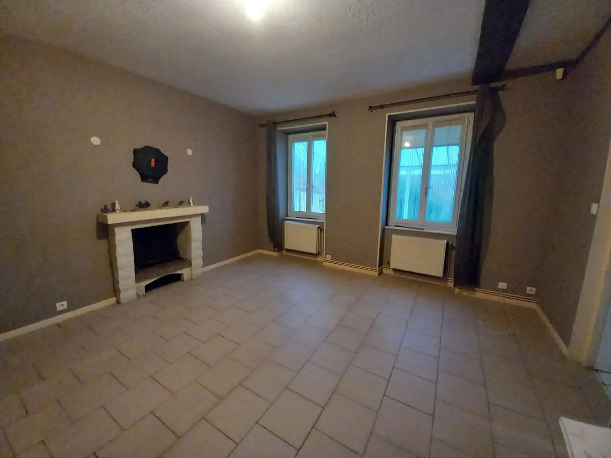 Maison en pierre avec 3 chambres à Guérigny, vue forêt, proche commodités 