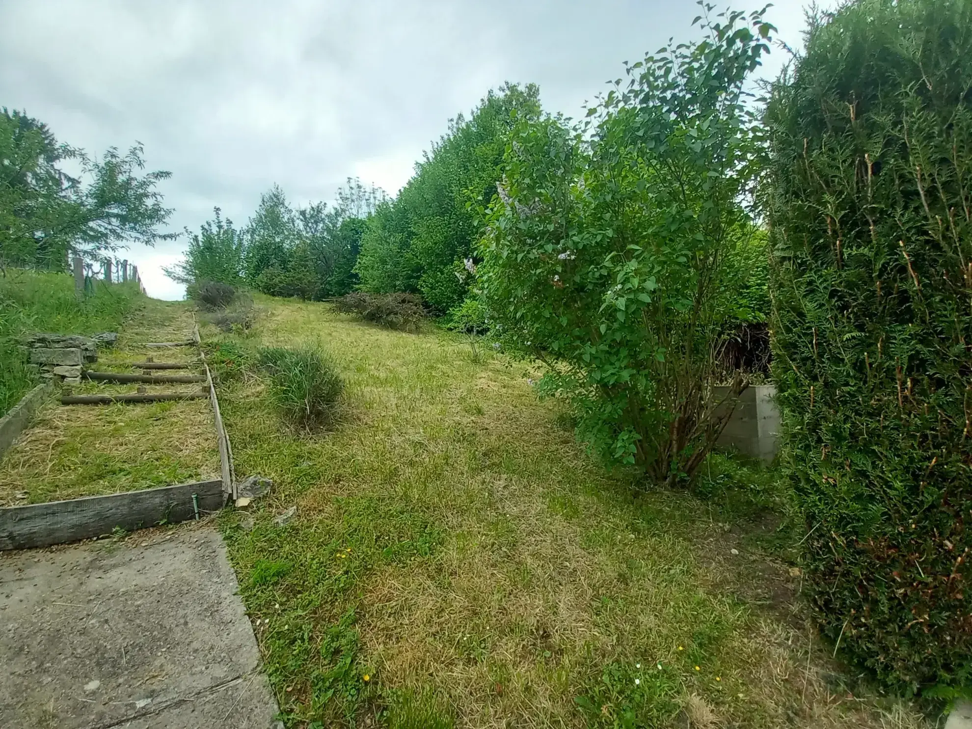 Maison en pierre avec 3 chambres à Guérigny, vue forêt, proche commodités 