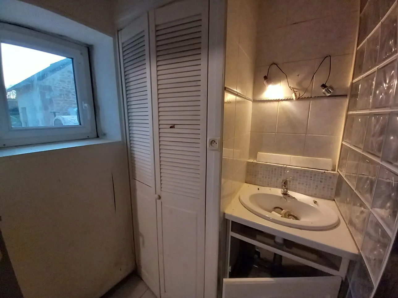 Maison en pierre avec 3 chambres à Guérigny, vue forêt, proche commodités 