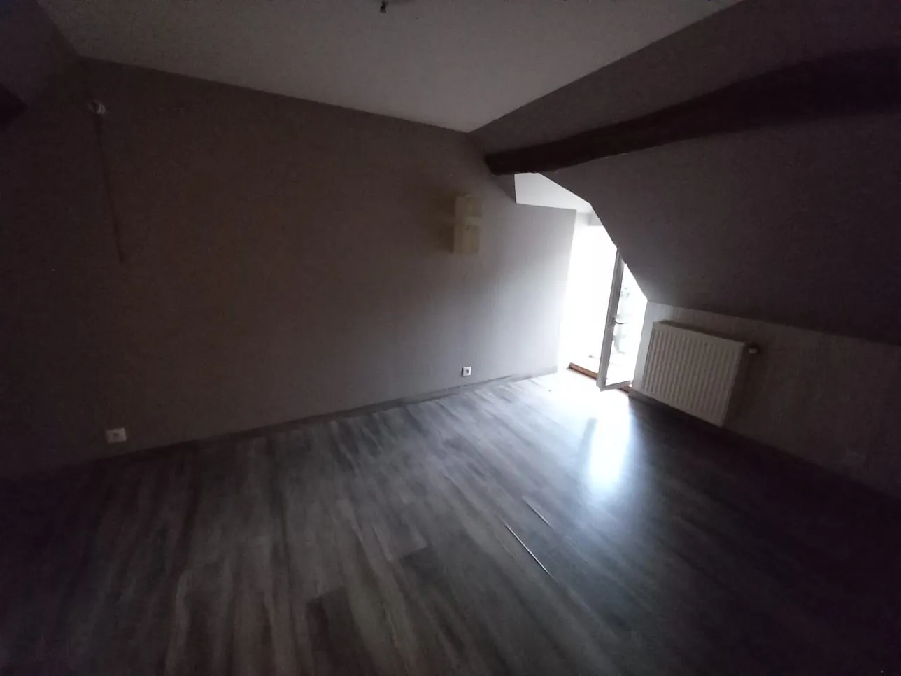 Maison en pierre avec 3 chambres à Guérigny, vue forêt, proche commodités 