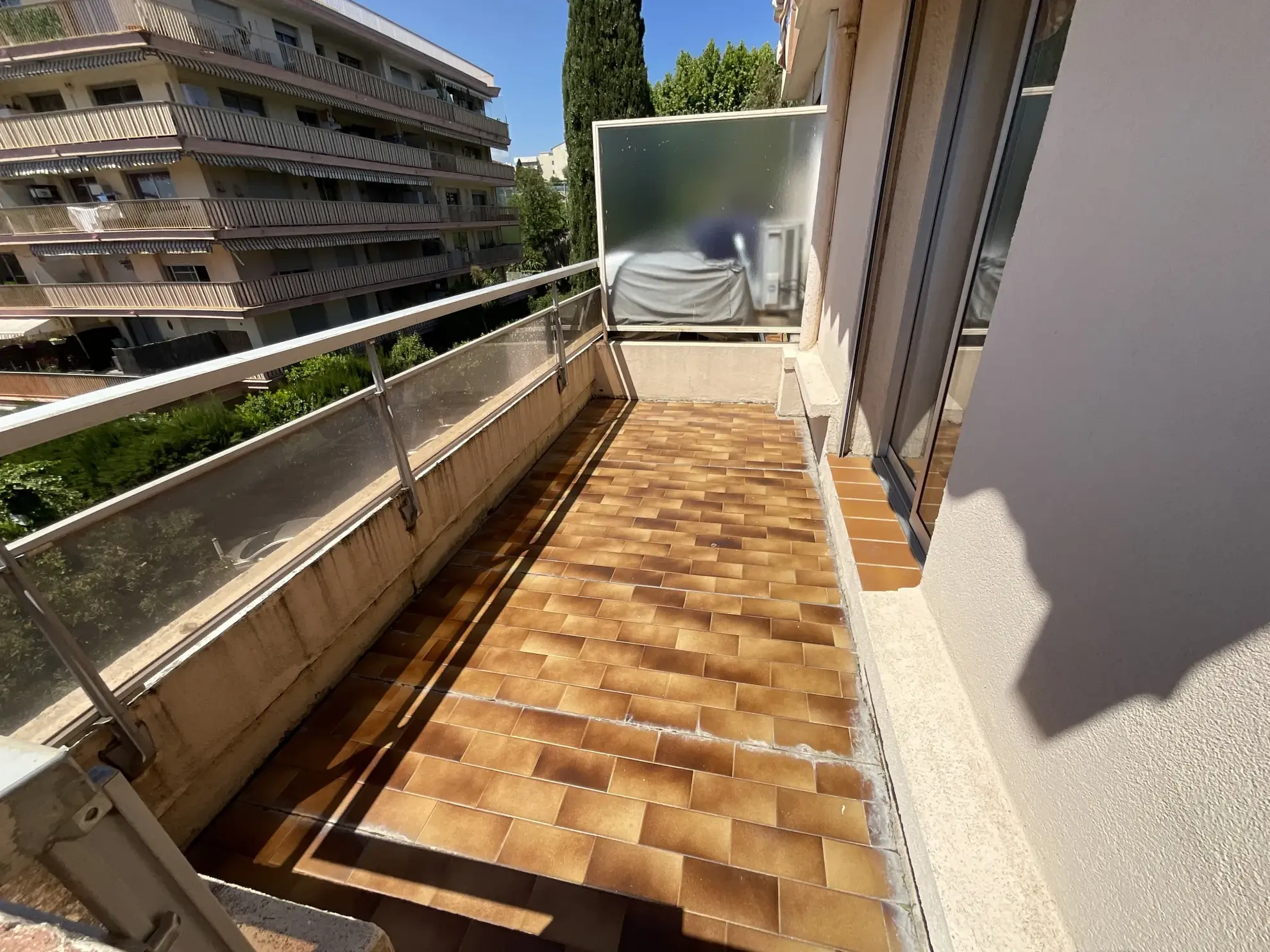 Appartement duplex en dernier étage à Cagnes-sur-Mer avec terrasse et vue dégagée 
