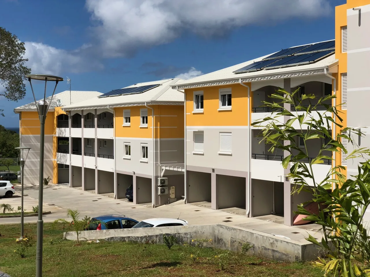 Appartement F2 avec terrasse, cave et parking aux Trois-Ilets 