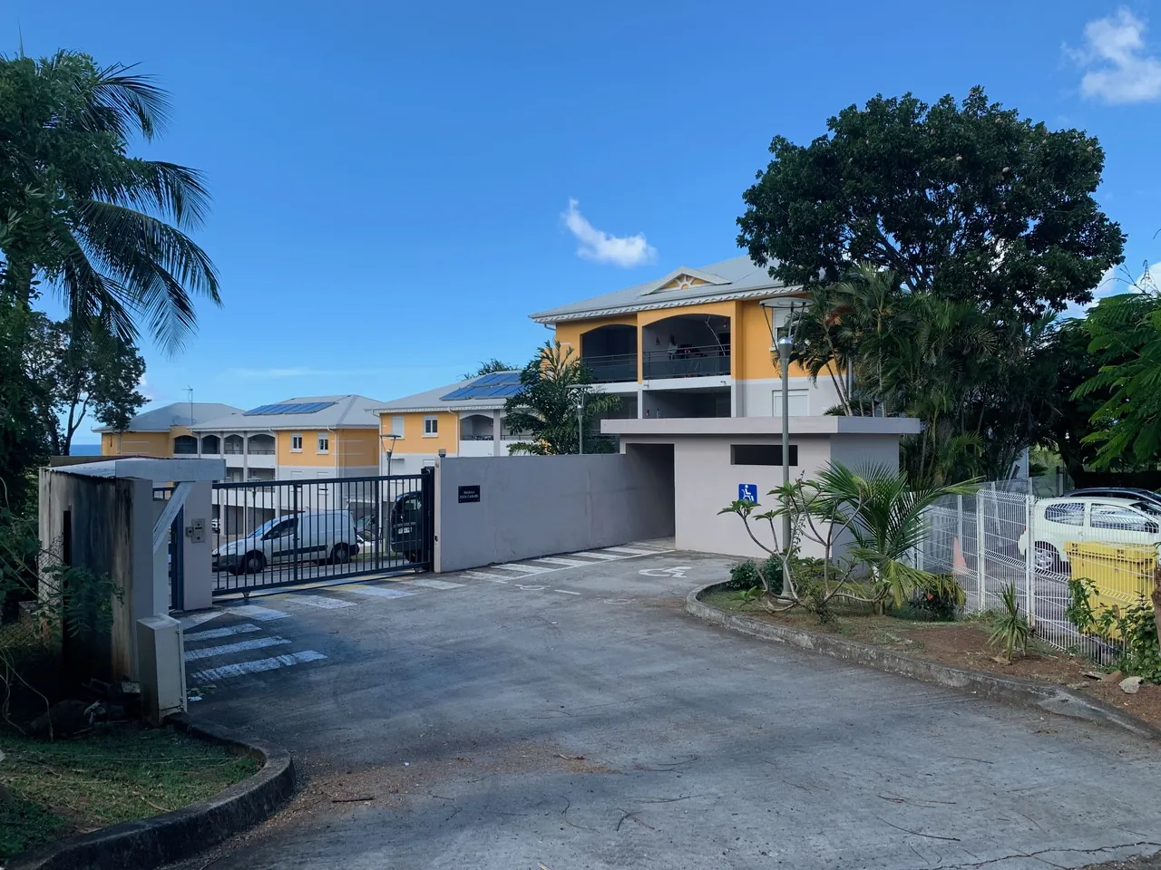 Appartement F2 avec terrasse, cave et parking aux Trois-Ilets 