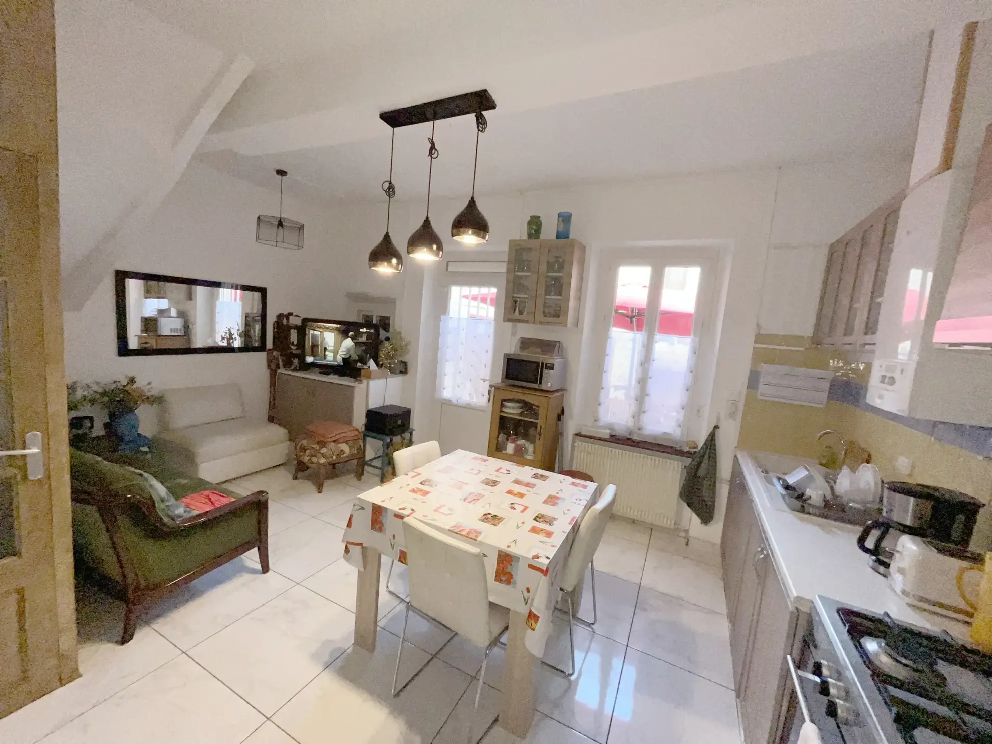 Maison de ville à Lezignan Corbieres avec cour orientée sud et 4 chambres 