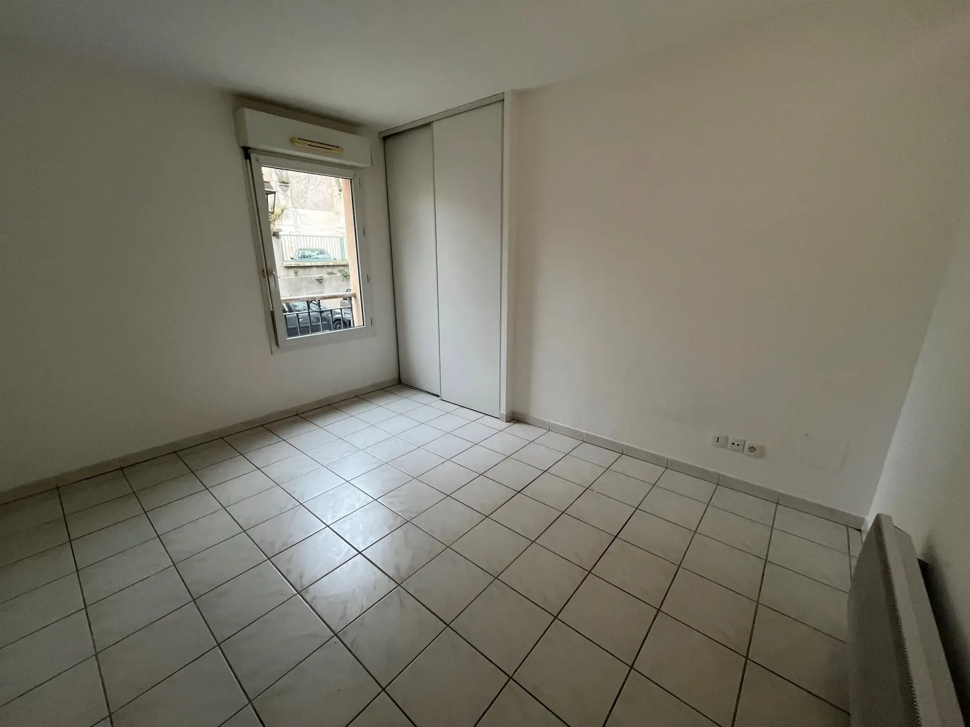 Appartement 2 pièces à Nîmes avec garage, proche lieu historique 