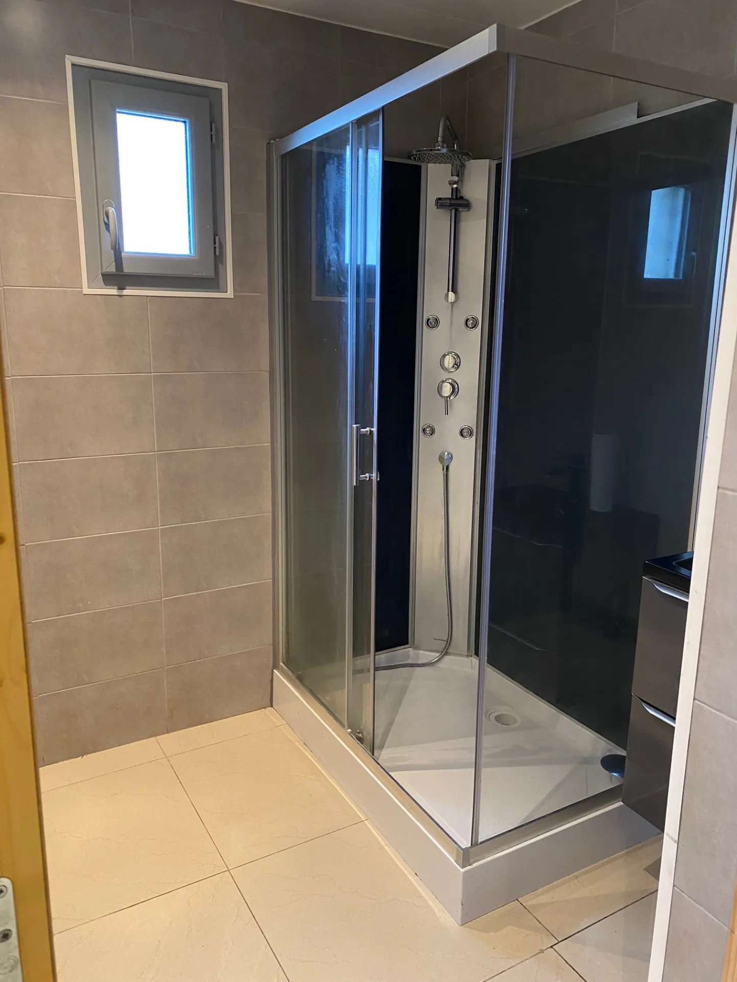 Maison de ville à Riberac avec terrain, terrasse et 4 chambres, rénovée et habitée immédiatement 