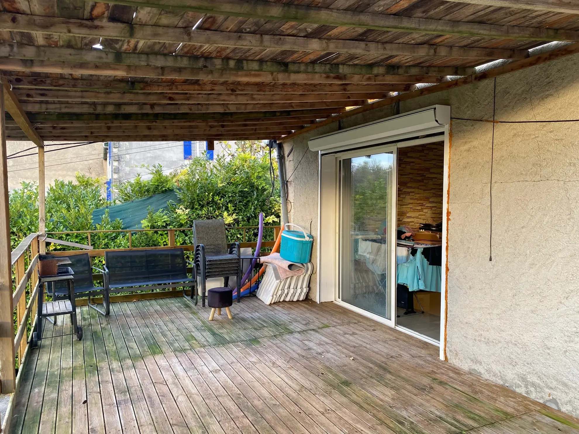 Maison de ville à Riberac avec terrain, terrasse et 4 chambres, rénovée et habitée immédiatement 