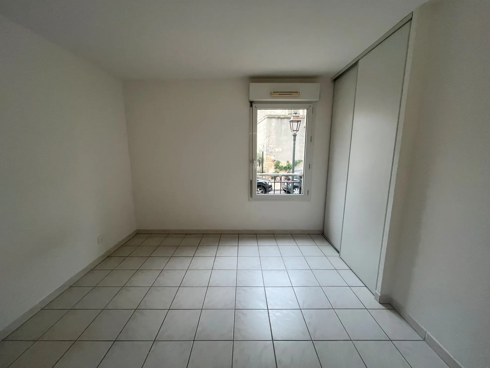 Appartement 2 pièces à Nîmes avec garage, proche lieu historique 