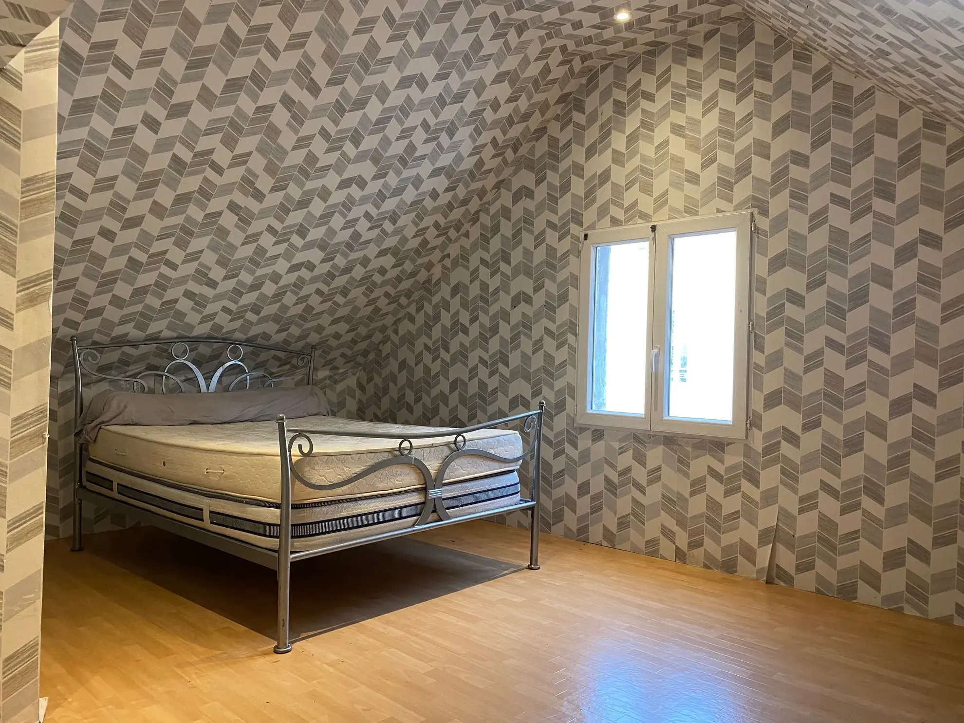 Maison de ville à Riberac avec terrain, terrasse et 4 chambres, rénovée et habitée immédiatement 