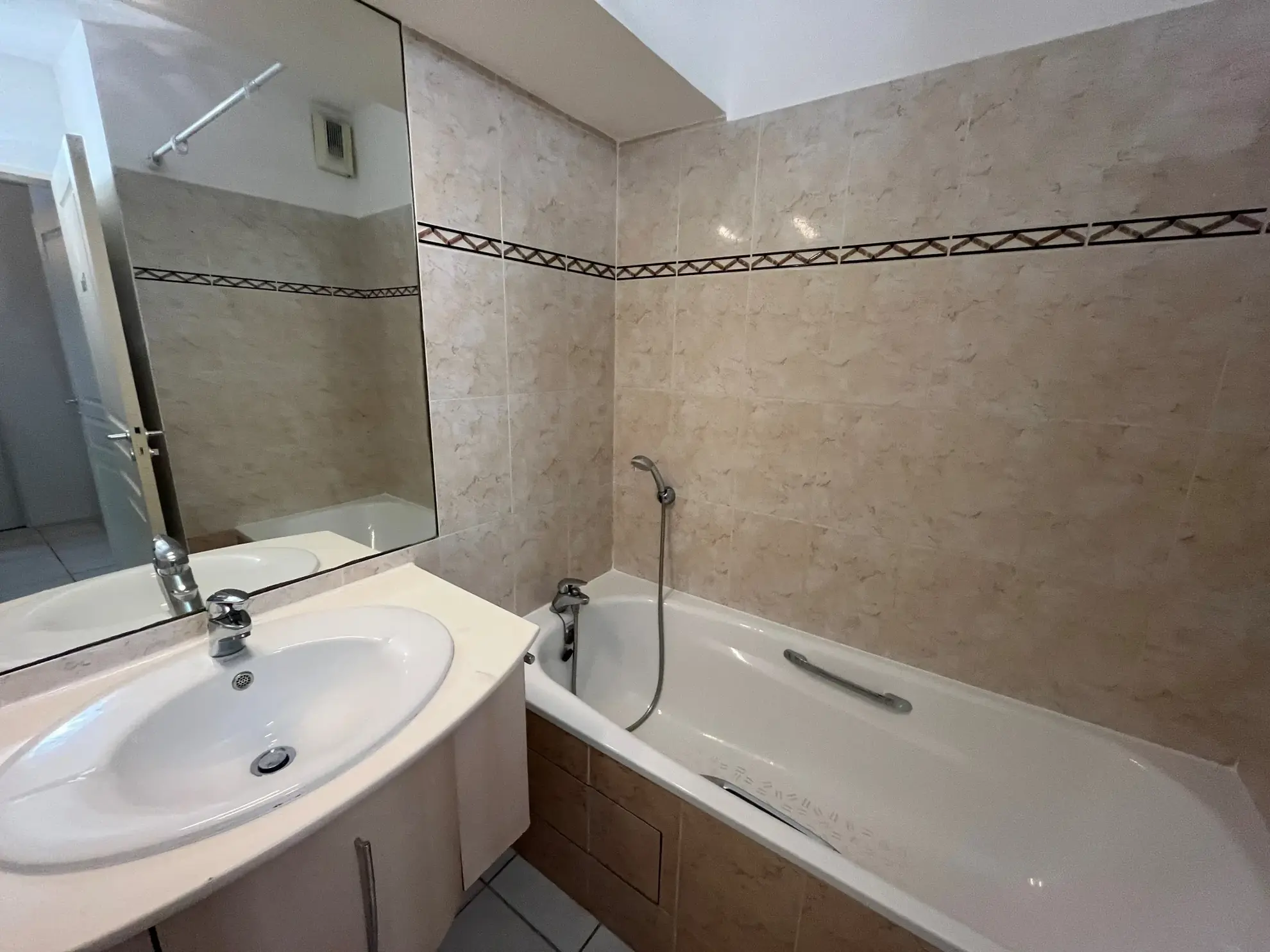 Appartement 2 pièces à Nîmes avec garage, proche lieu historique 