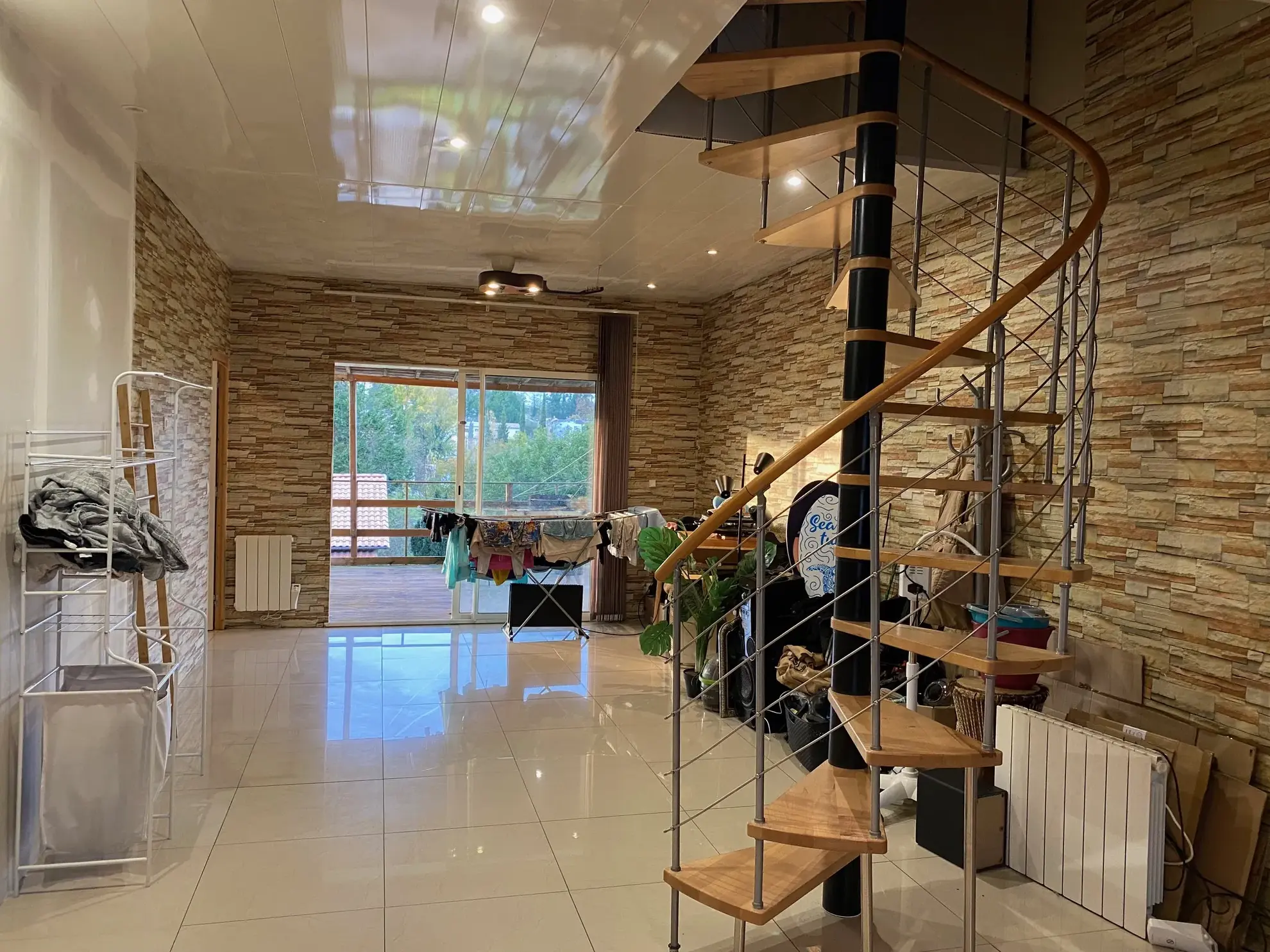 Maison de ville à Riberac avec terrain, terrasse et 4 chambres, rénovée et habitée immédiatement