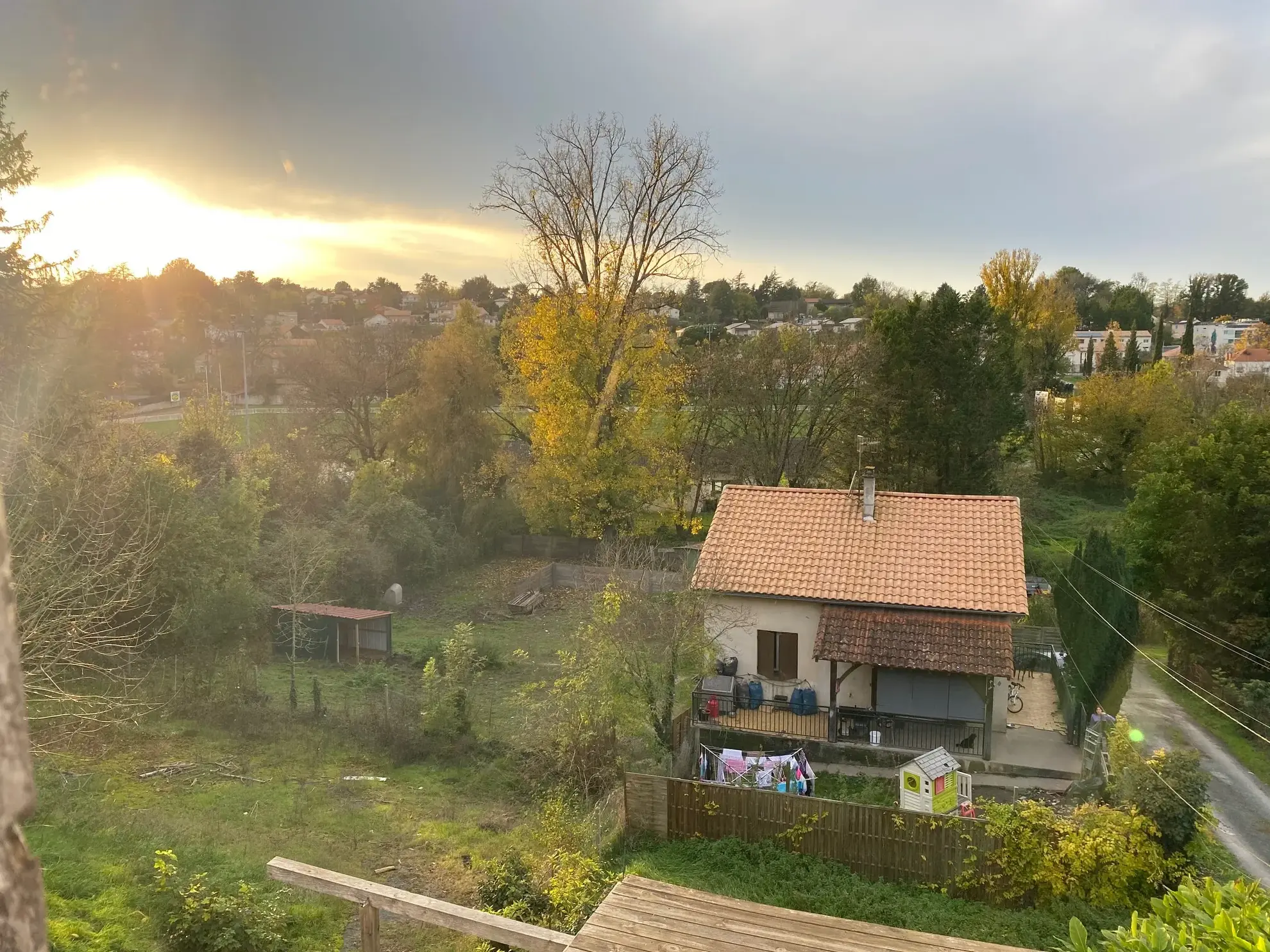 Maison de ville à Riberac avec terrain, terrasse et 4 chambres, rénovée et habitée immédiatement 