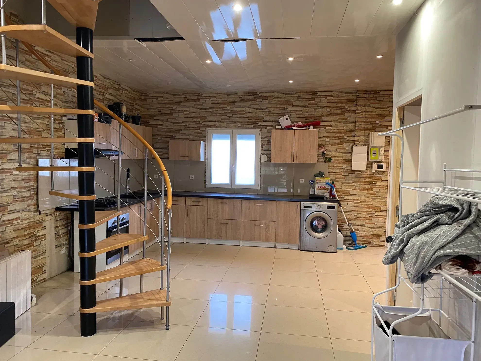 Maison de ville à Riberac avec terrain, terrasse et 4 chambres, rénovée et habitée immédiatement 