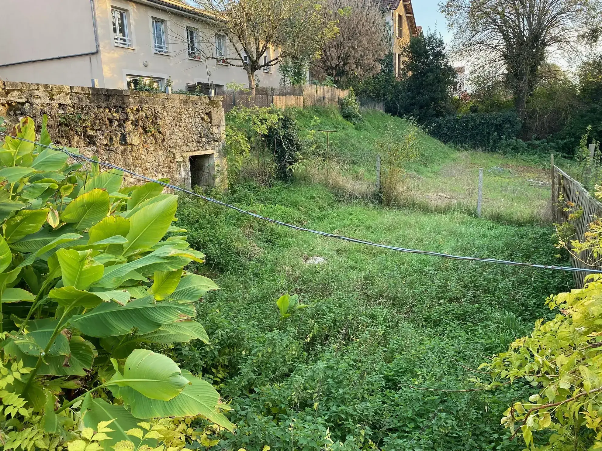 Maison de ville à Riberac avec terrain, terrasse et 4 chambres, rénovée et habitée immédiatement 