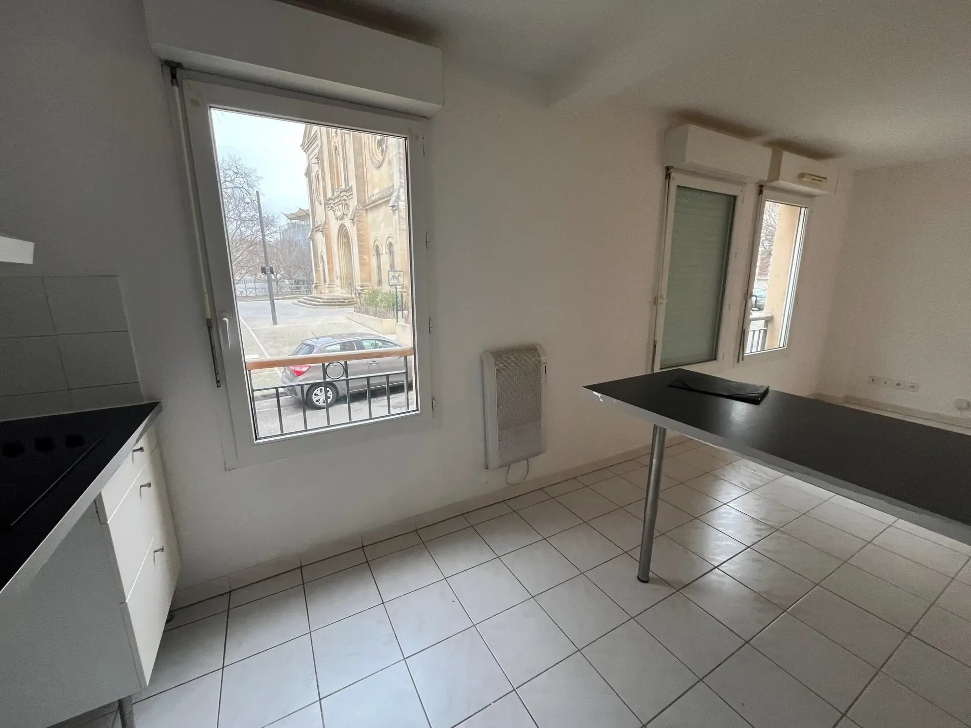 Appartement 2 pièces à Nîmes avec garage, proche lieu historique 