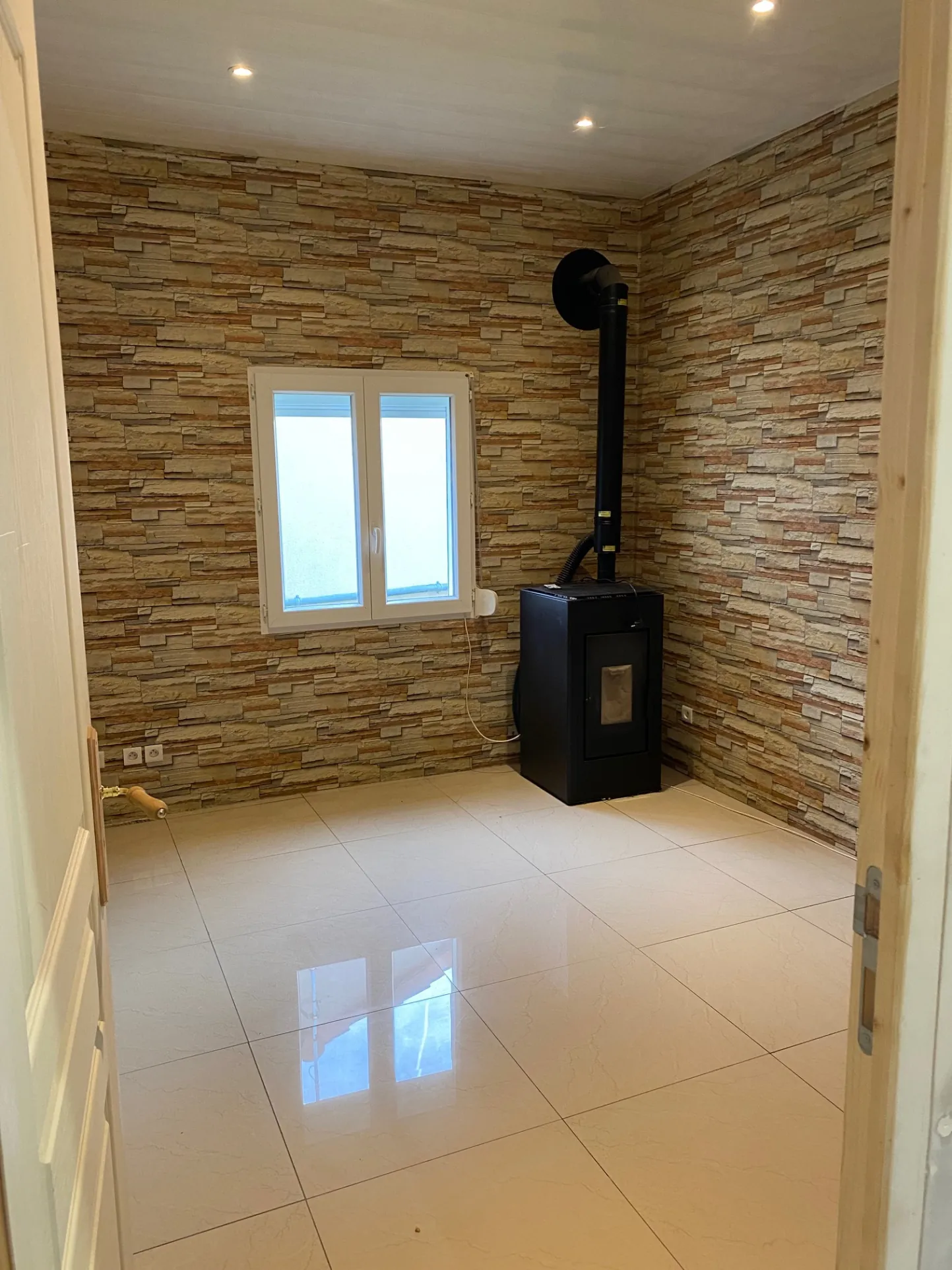 Maison de ville à Riberac avec terrain, terrasse et 4 chambres, rénovée et habitée immédiatement 