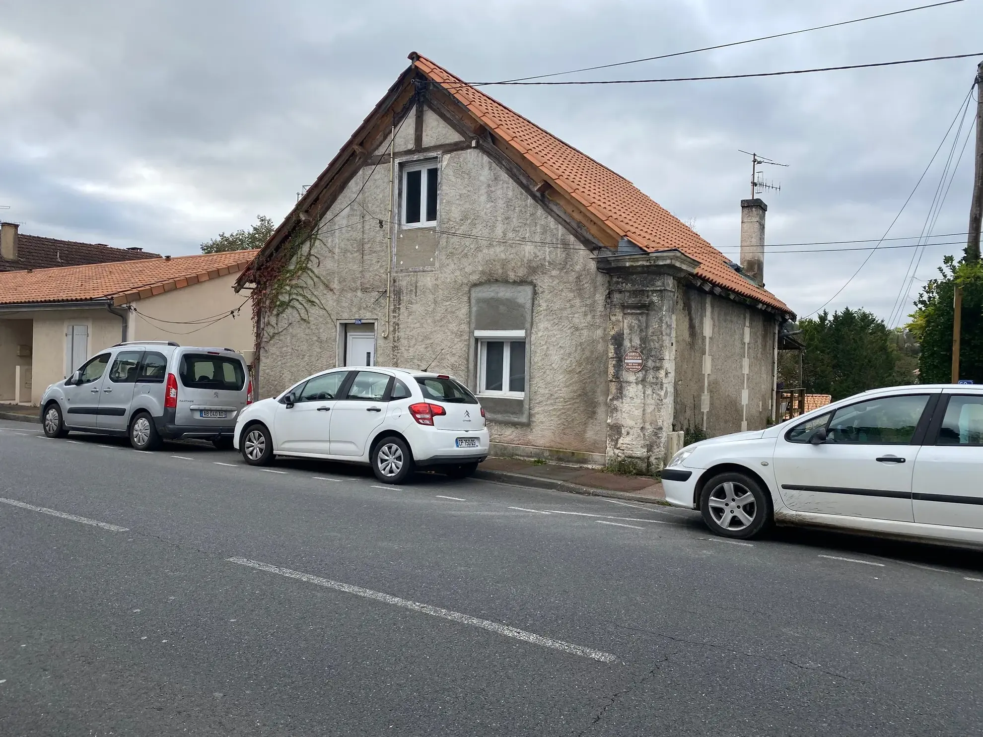 Maison de ville à Riberac avec terrain, terrasse et 4 chambres, rénovée et habitée immédiatement 